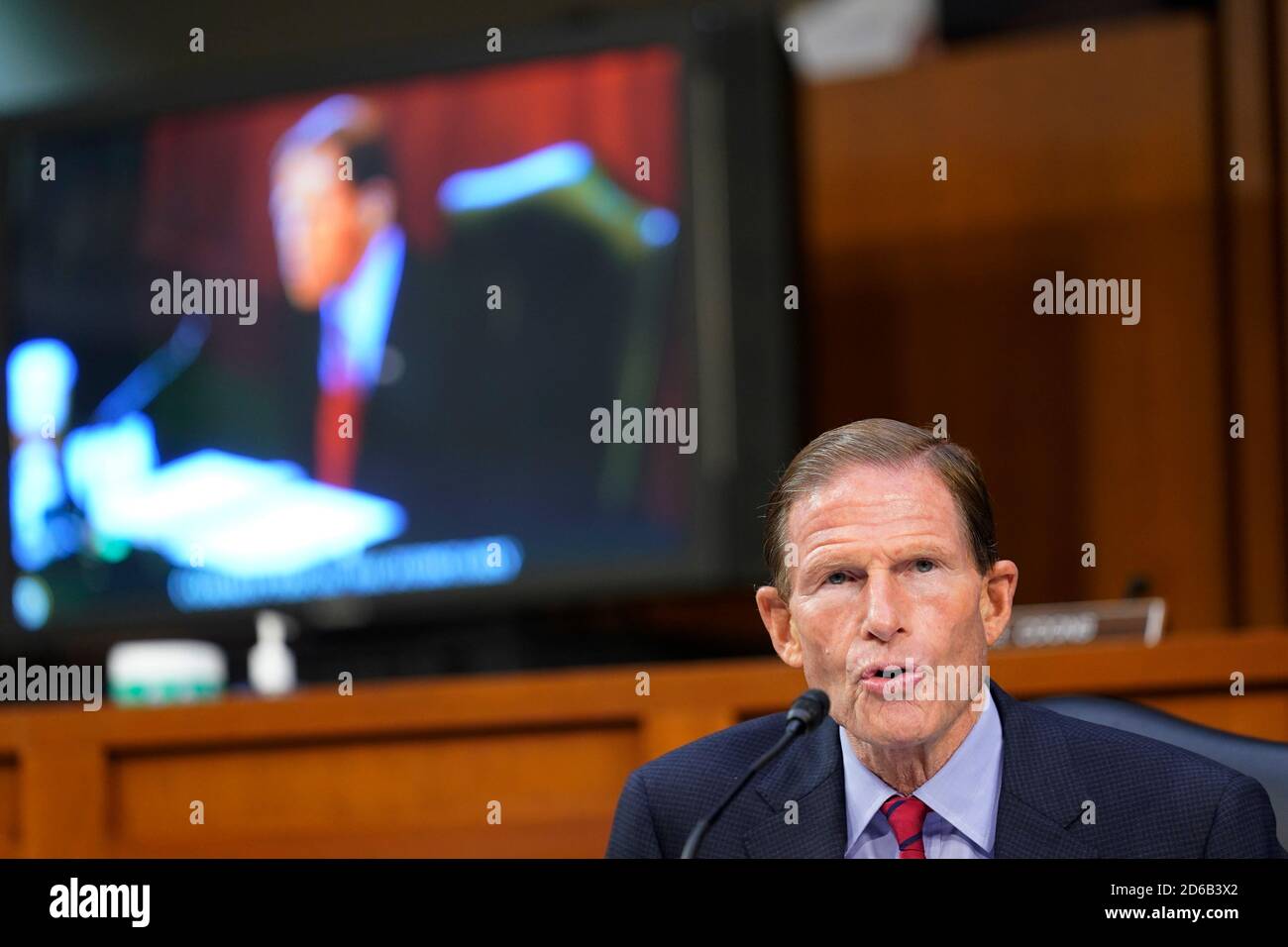 Der Senator der Vereinigten Staaten, Richard Blumenthal (Demokrat von Connecticut), spricht, wie der Justizausschuss des Senats von Rechtsexperten am letzten Tag der Bestätigungsverhandlung für Amy Coney Barrett, die Nominierte des Obersten Gerichtshofs, am Donnerstag, den 15. Oktober 2020, auf dem Capitol Hill in Washington hört. Quelle: Susan Walsh/Pool via CNP /MediaPunch Stockfoto