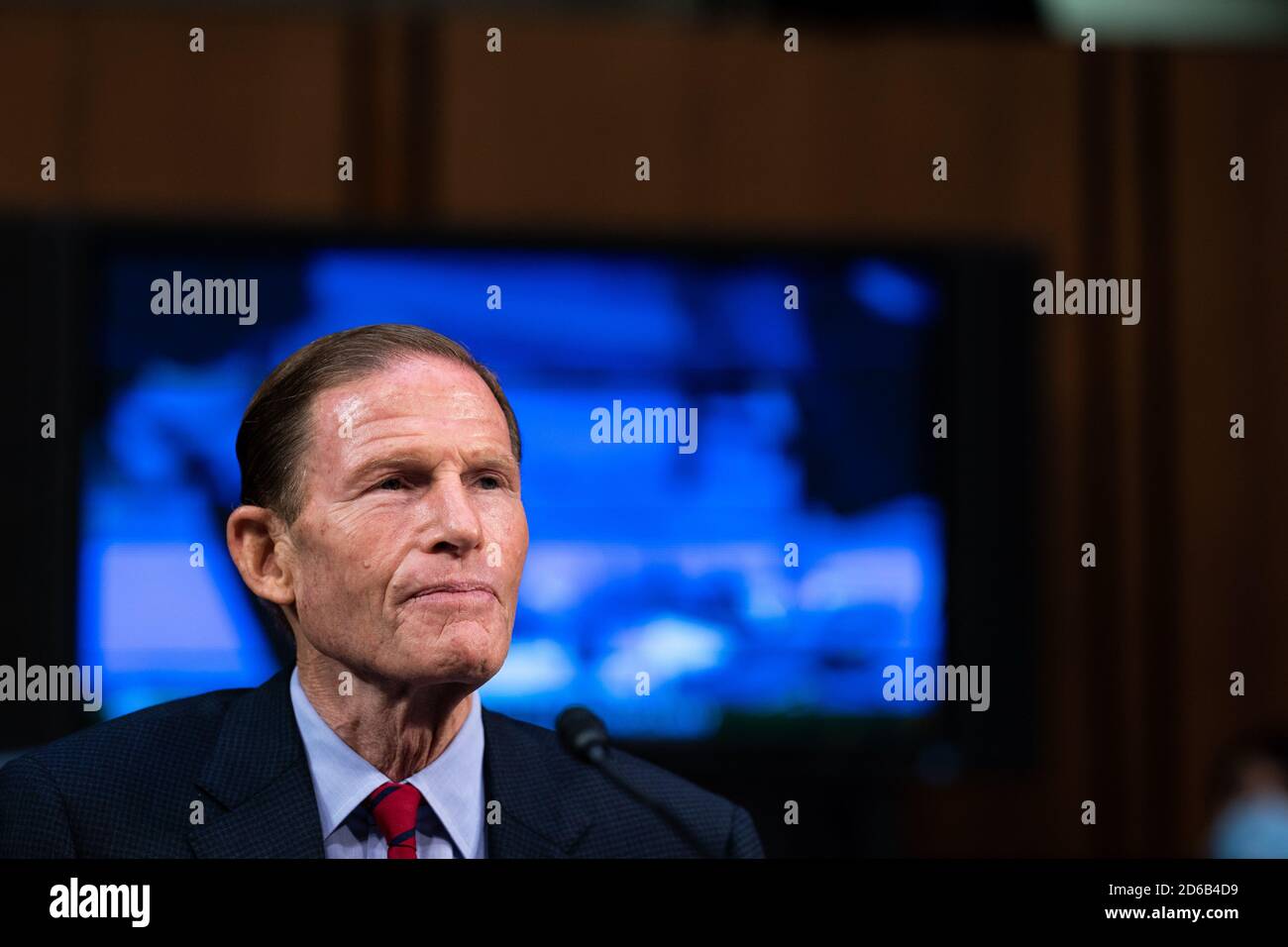 Der Senator der Vereinigten Staaten, Richard Blumenthal (Demokrat von Connecticut), spricht am 15. Oktober 2020 während einer Sitzung am vierten Tag der Bestätigungsverhandlung für Richterin Amy Coney Barrett, den Kandidaten für den Obersten Gerichtshof von Präsident Donald Trump, im Hart Senate Office Building in Washington DC. Quelle: Anna Moneymaker/Pool via CNP /MediaPunch Stockfoto