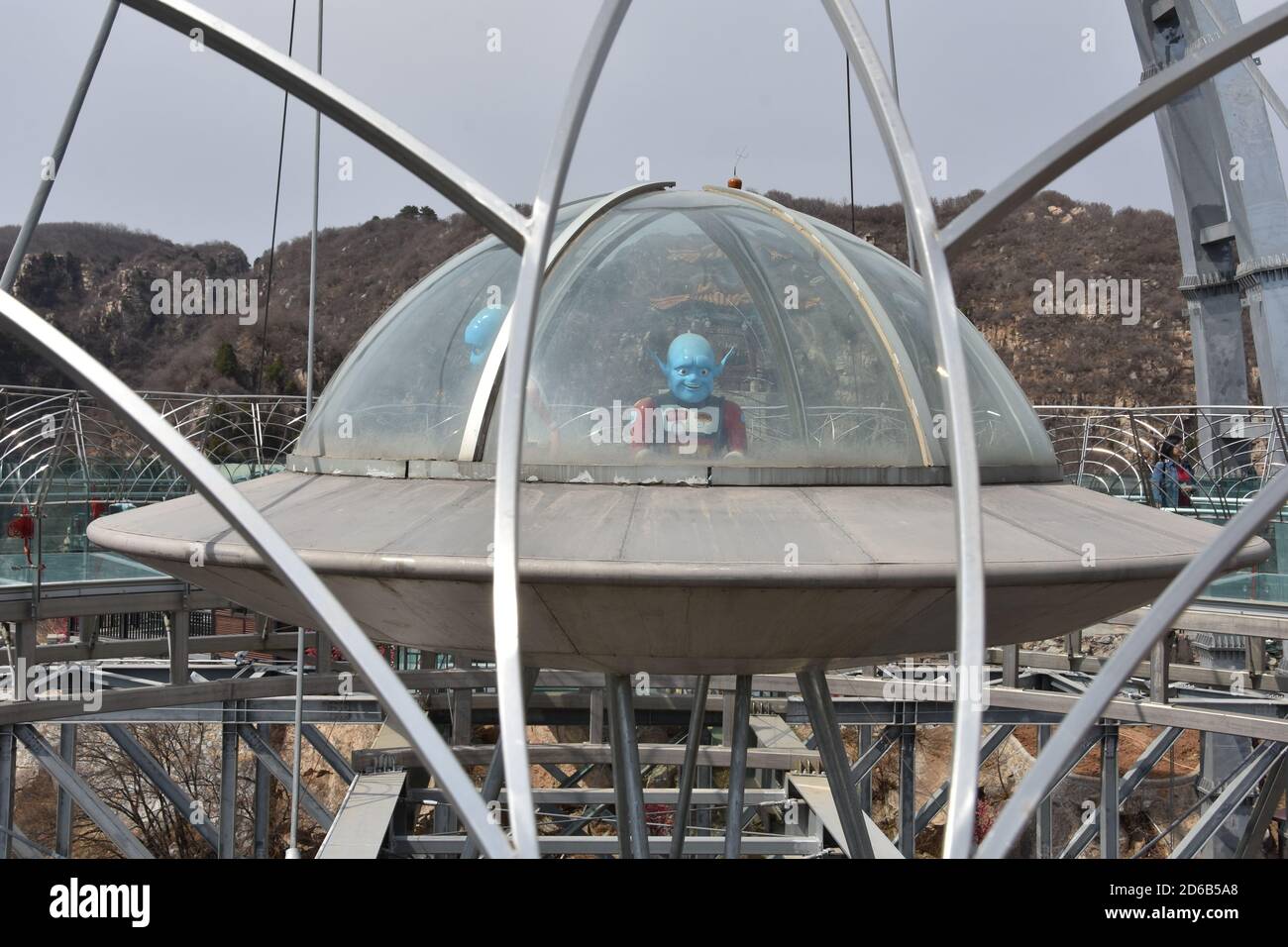 Pinggu die größte runde Glas-Sightseeing-Plattform der Welt in Pinggu Beijing China, mit Titanlegierungen mit UFO und Alien in der Mitte gebaut. Stockfoto