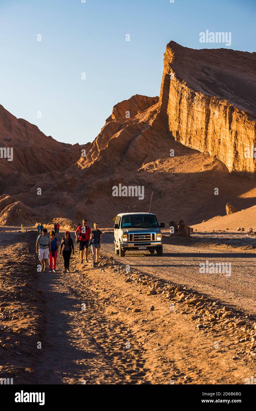 Vorbei an der Felsenformation des Amphitheaters im Mondtal (Valle de la Luna), Atacama-Wüste, Nordchile Stockfoto