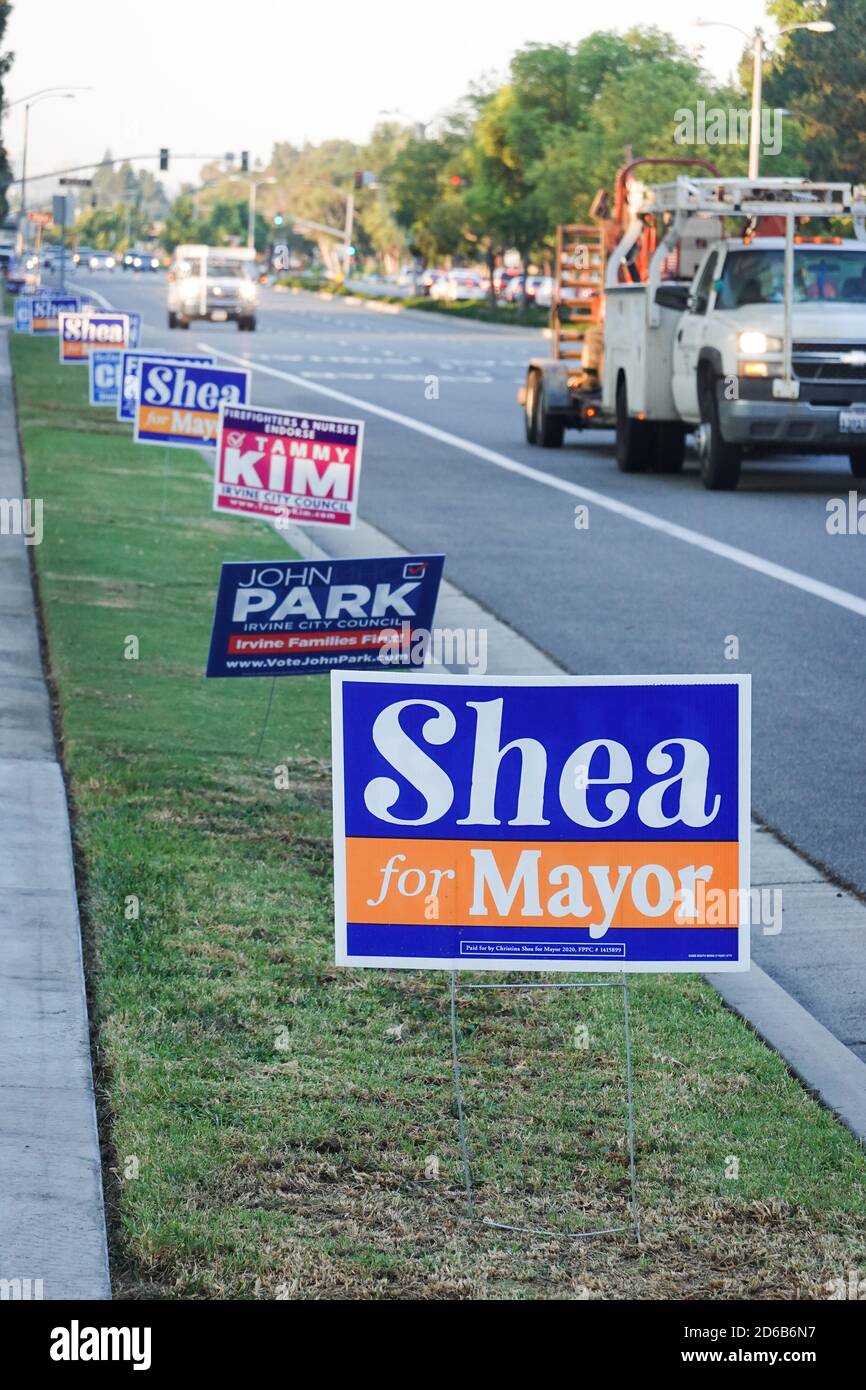 2020 lokale Stadt Wahlkandidaten Rasen Schilder entlang der Straßenrand in Irvine, Kalifornien, USA Stockfoto