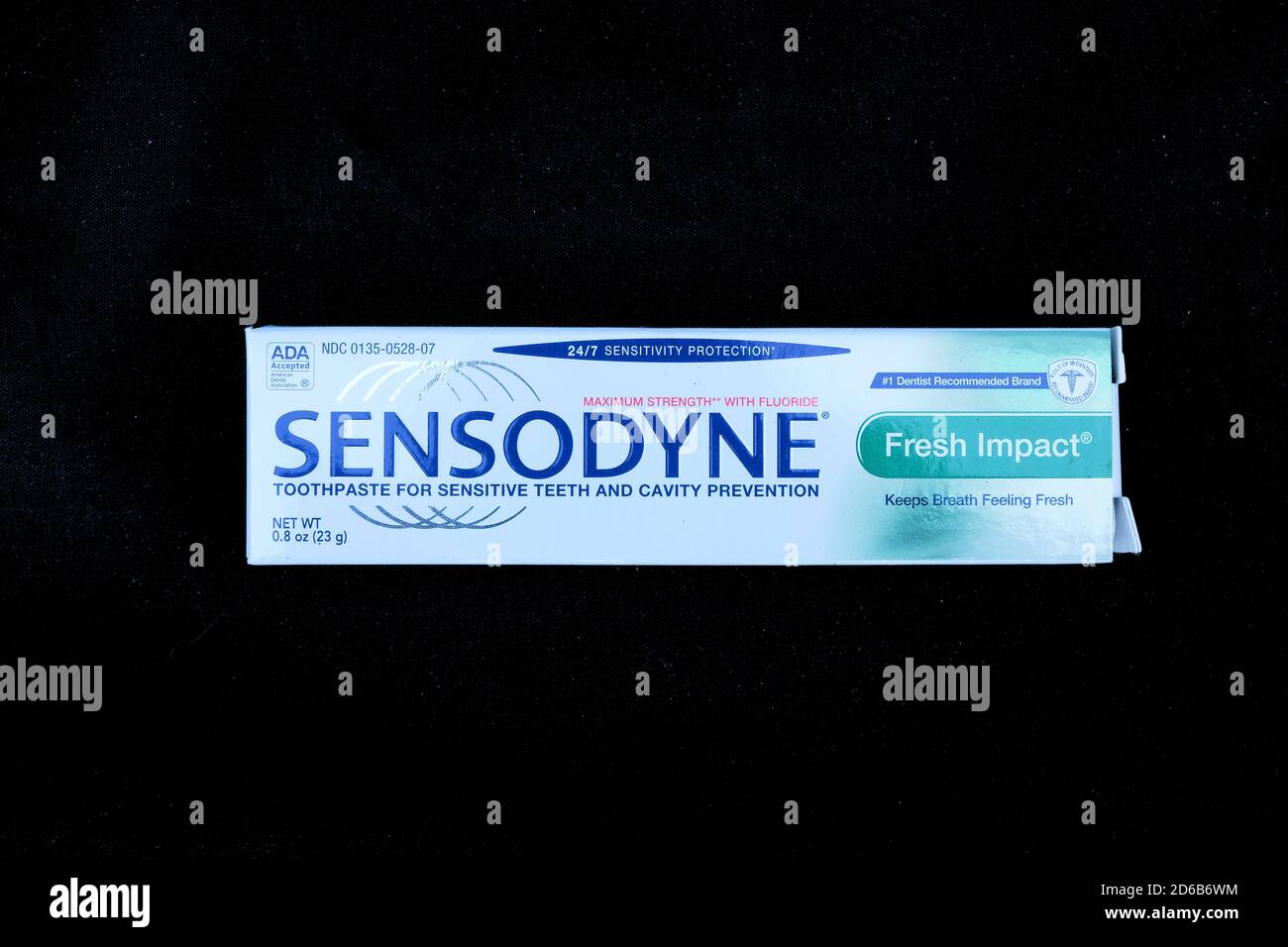 Paket von Sensodyne Zahnpasta vermarktet als anticavity-Gebiss für  empfindliche Zähne; Fresh Impact; kostenlose Probe vom Zahnarzt für  Patienten gegeben Stockfotografie - Alamy