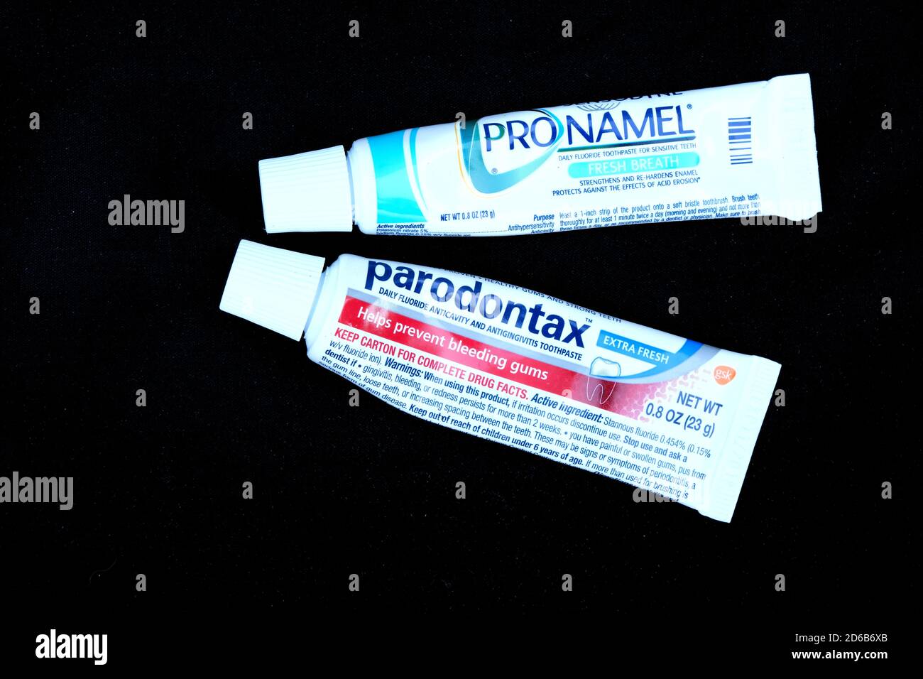 Sensodyne ProNamel und Parodontax Zahnpastatuben zur Stärkung von Zahnschmelz und Zahnfleischerkrankungen; Zahnpflege; kostenlose Proben vom Zahnarzt gegeben. Stockfoto
