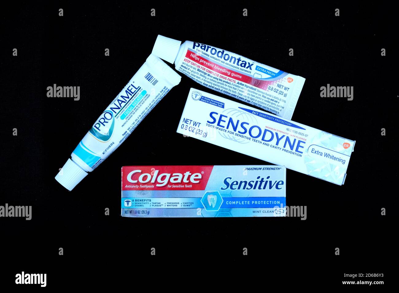 Verschiedene Zahnpflegezahnpasten verpackt als kostenlose Proben vom Zahnarzt gegeben, um Patienten mit Zahnfleischerkrankungen, erodierenden Zahnschmelz, und empfindliche Zähne. Stockfoto