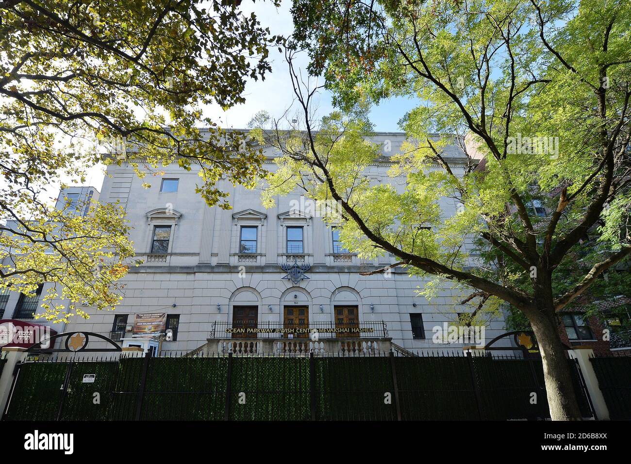 Außenansicht des Ocean Parkway Jewish Center, geschlossen von seinem Rabbiner Robert Blustein, nachdem er drei Mitglieder seiner Familie an COVID-19 verloren hatte und um seine Gemeinden fürchtete, da es sich in der „Roten Zone“ im Brooklyn-Bezirk von New York City, NY, befindet, 15. Oktober 2020. Befindet sich in einer der 20 angegebenen Postleitzahlen, wo es eine Spitze in Coronavirus-Infektionen, New York Gov. Andrew Cuomo hat neue Beschränkungen auferlegt, indem es Gotteshäuser zwingt, nur 10 Personen gleichzeitig zu erlauben oder Geldstrafen und Schließungen zu drohen, die in jüdischen orthodoxen Gemeinden gedient wurden. (Anthony Behar/S Stockfoto