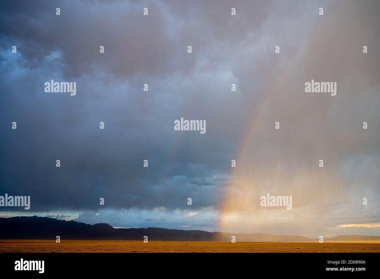 Regenbogen über den Manzano und Los Pinos Bergen, Socorro co., New Mexico, USA. Stockfoto