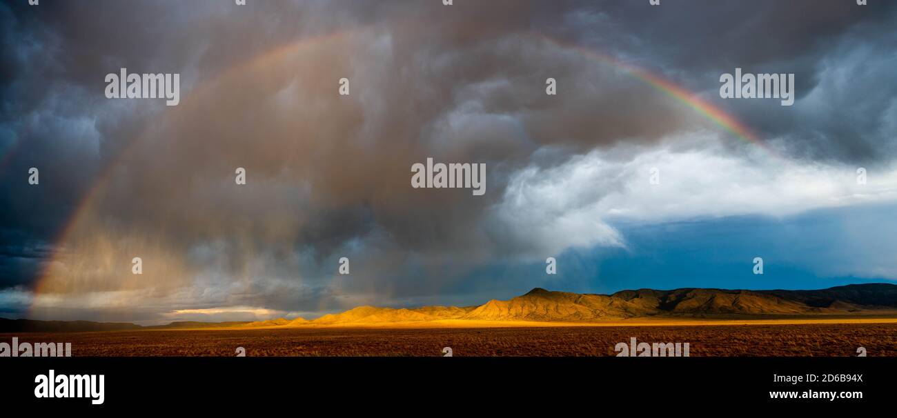 Regenbogen über den Manzano und Los Pinos Bergen, Socorro co., New Mexico, USA. Stockfoto