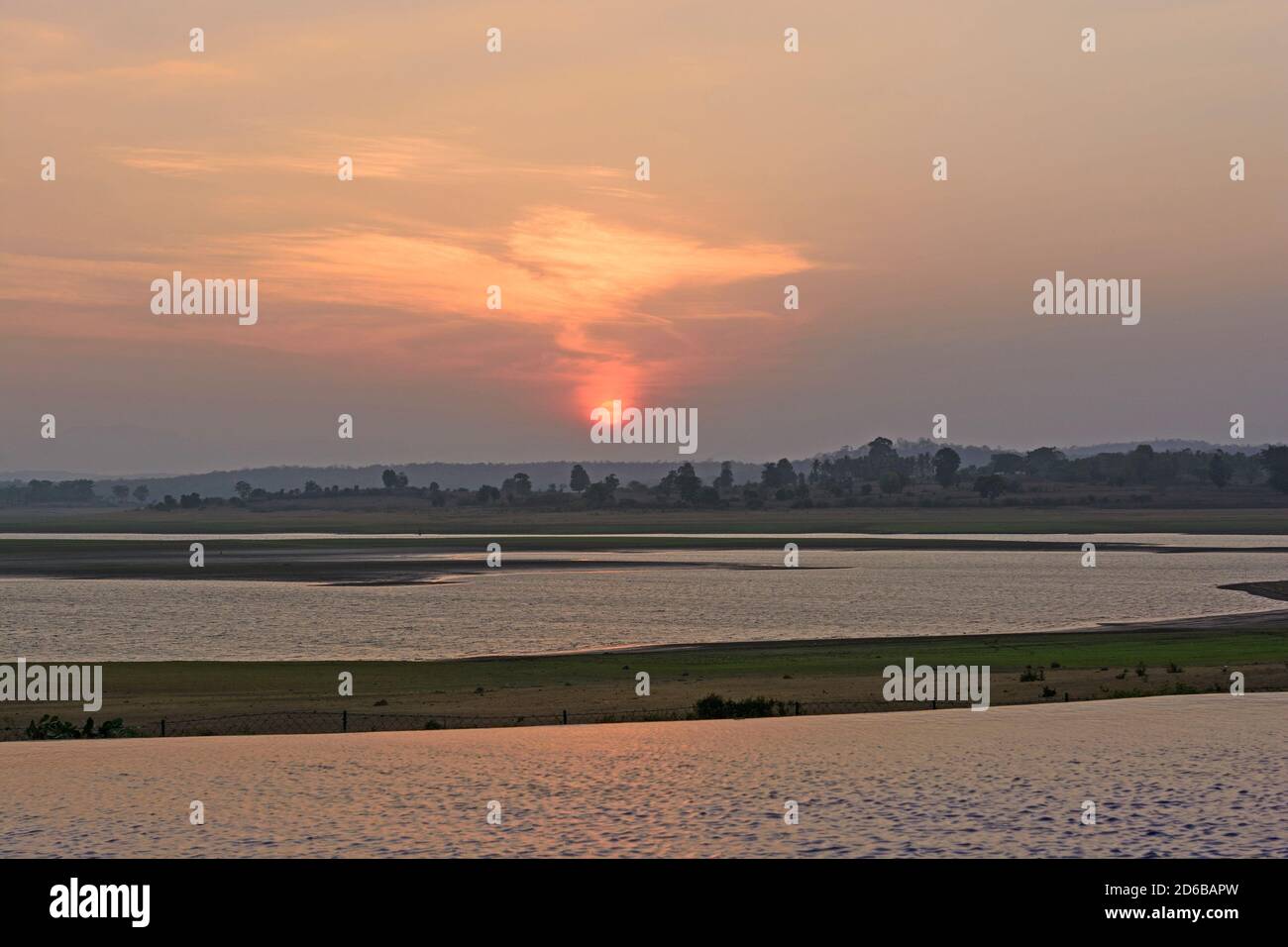 Sonnenuntergang über dem Kabini Fluss im Nagarhole Nationalpark in Indien Stockfoto