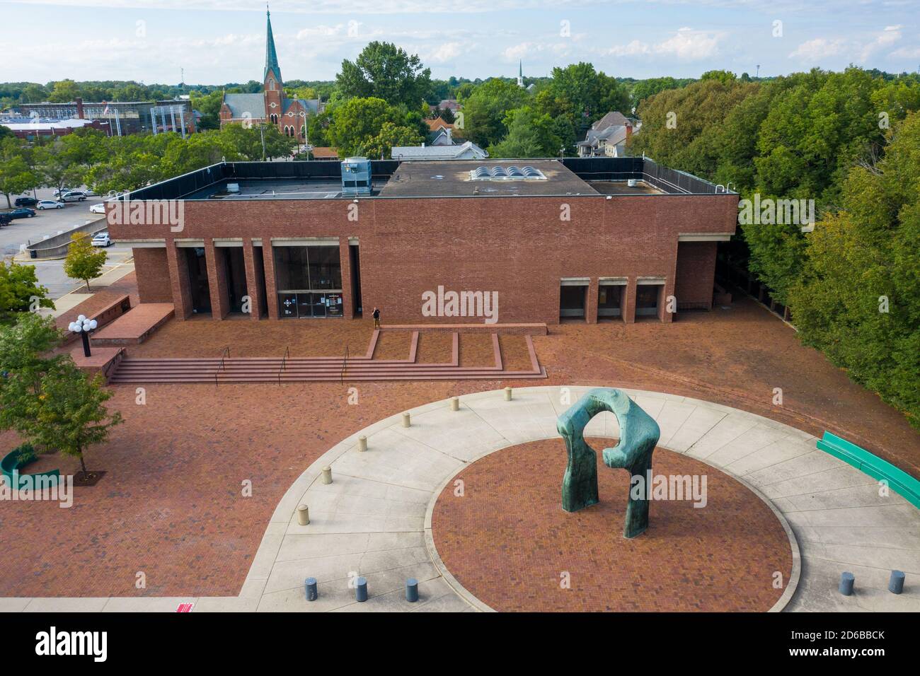 Große Bogenskulptur von Henry Moore, Cleo Rogers Memorial Library oder Bartholomew County Public Library, von im Pei, Columbus, Indiana, USA Stockfoto