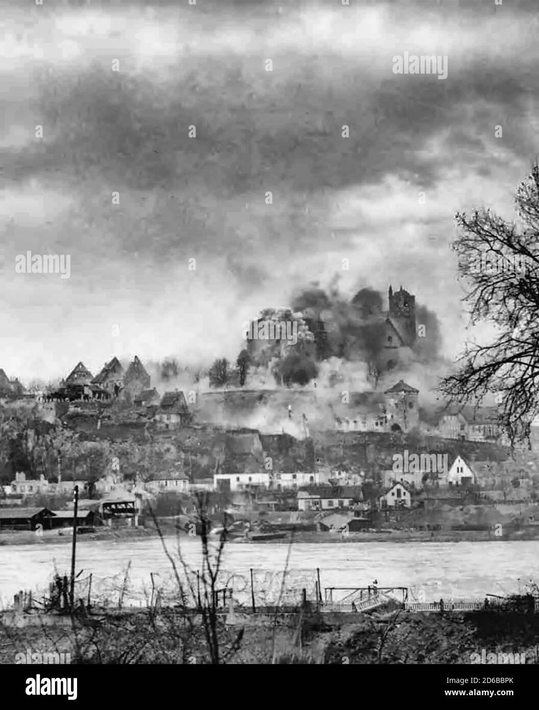 Die Stadt Breisach, Deutschland, während eines schweren Artilleriebeschusses im Rahmen des Rheinlandfeldzuges, 2. Weltkrieg, 26. Januar – 21. März 1945 Stockfoto