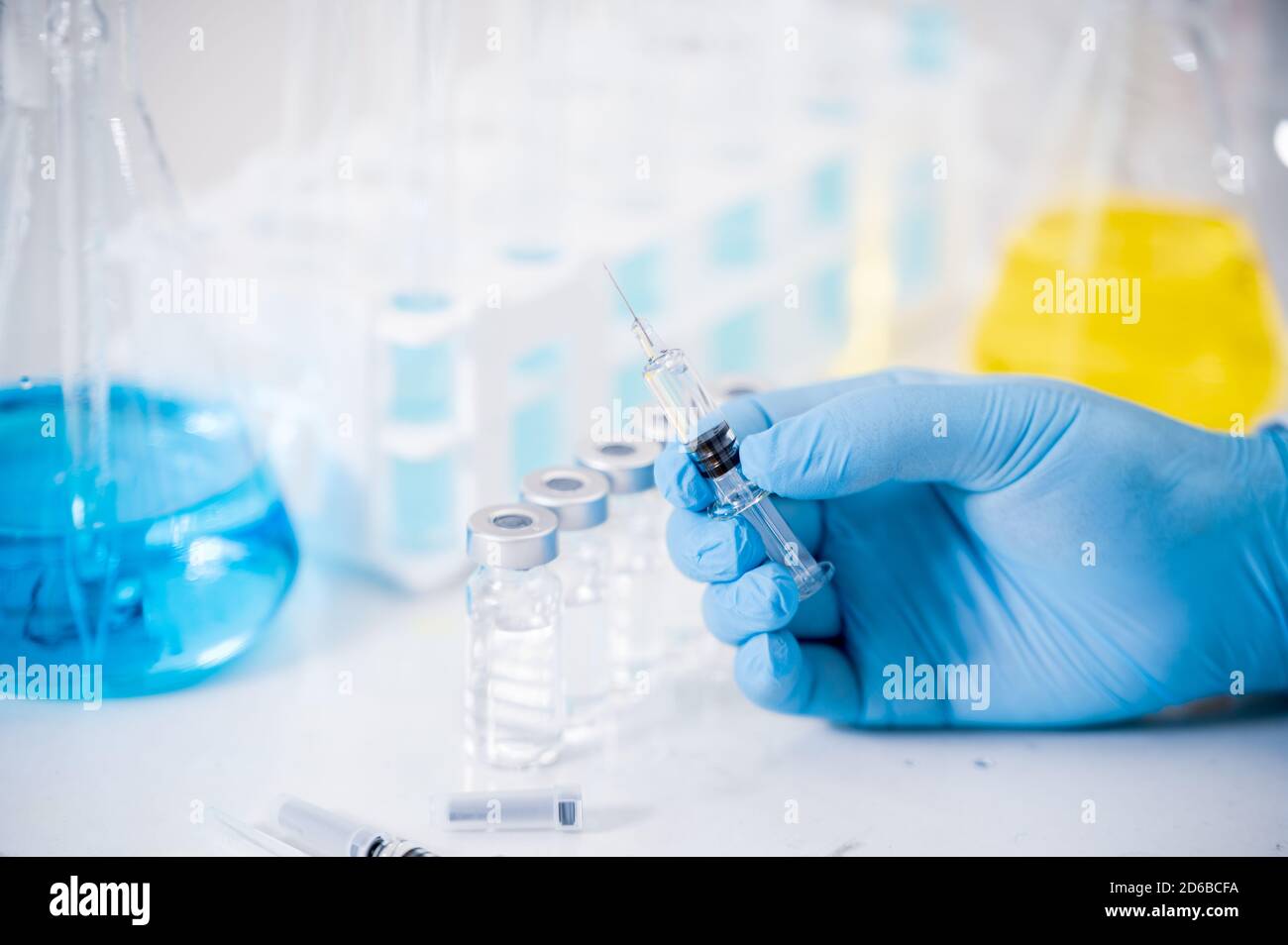 Hand eines Wissenschaftlers, der im Labor arbeitet. Konzept zur Entwicklung von Impfstoffen. Stockfoto