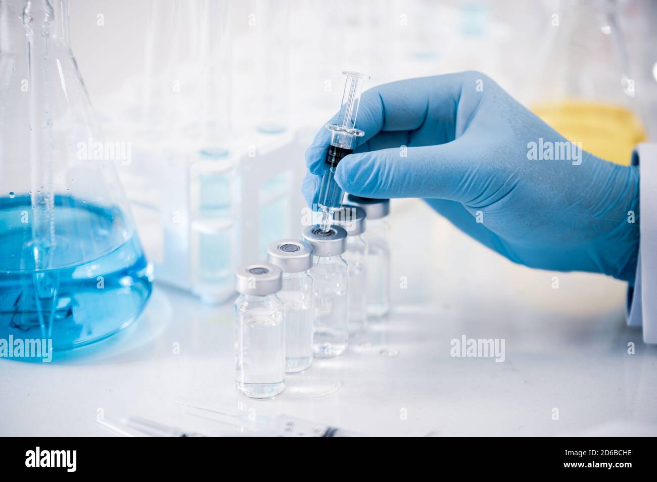 Hand eines Wissenschaftlers, der im Labor arbeitet. Konzept zur Entwicklung von Impfstoffen. Stockfoto