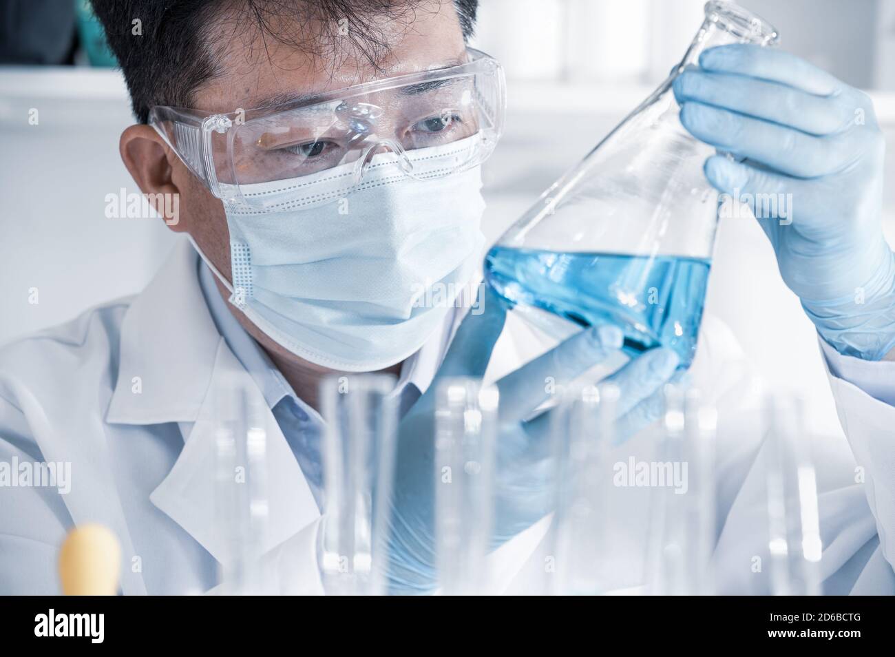 Asiatischer Wissenschaftler, der in einem Labor arbeitet. Konzept zur Entwicklung von Impfstoffen. Stockfoto
