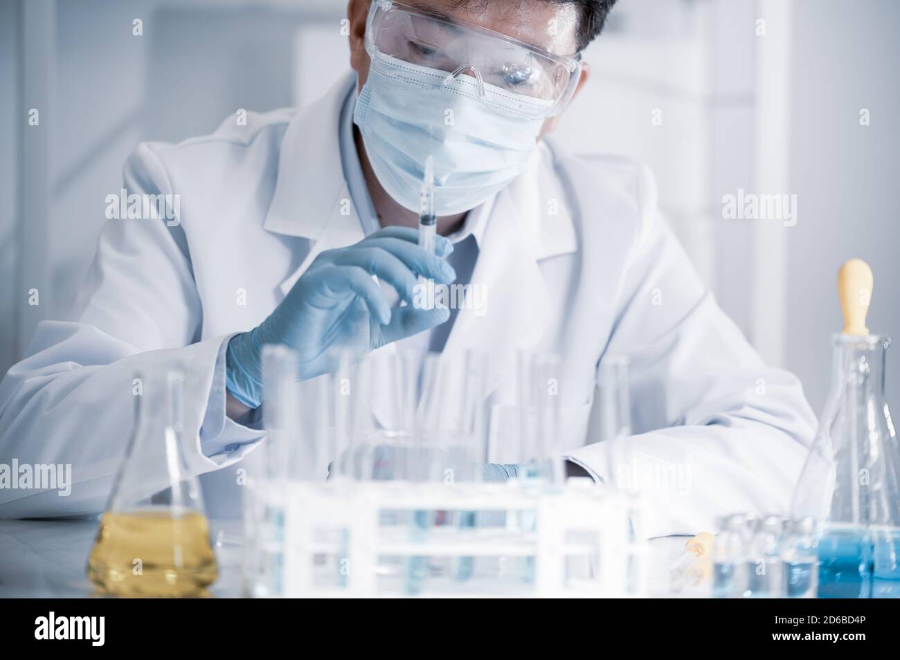 Asiatischer Wissenschaftler, der in einem Labor arbeitet. Konzept zur Entwicklung von Impfstoffen. Stockfoto