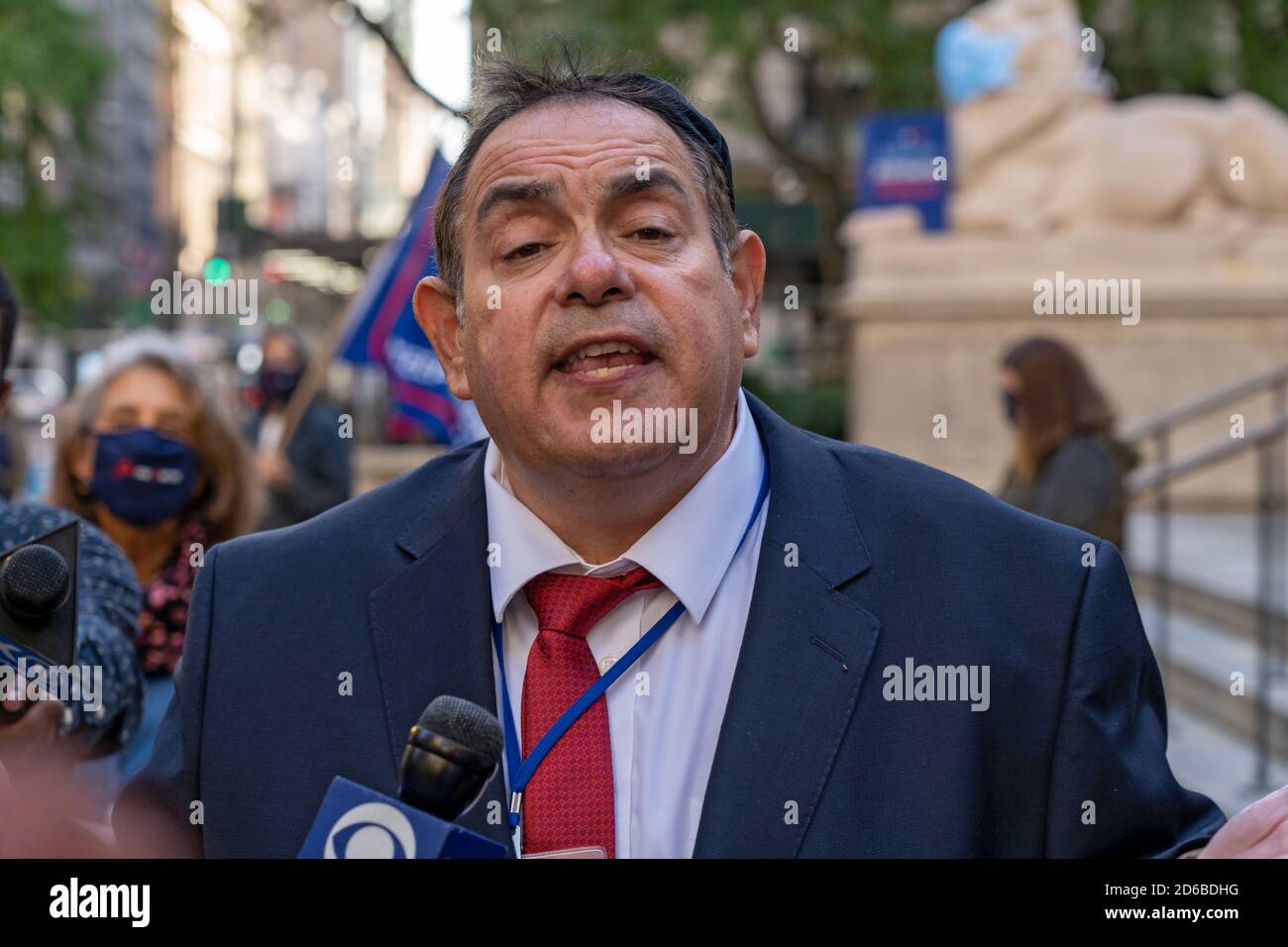 NEW YORK, NY - 15. OKTOBER 2020: antisemitismus und "End Jew Haß" Protest vor der New York Public Library an der 5th Ave. In Manhattan. Stockfoto