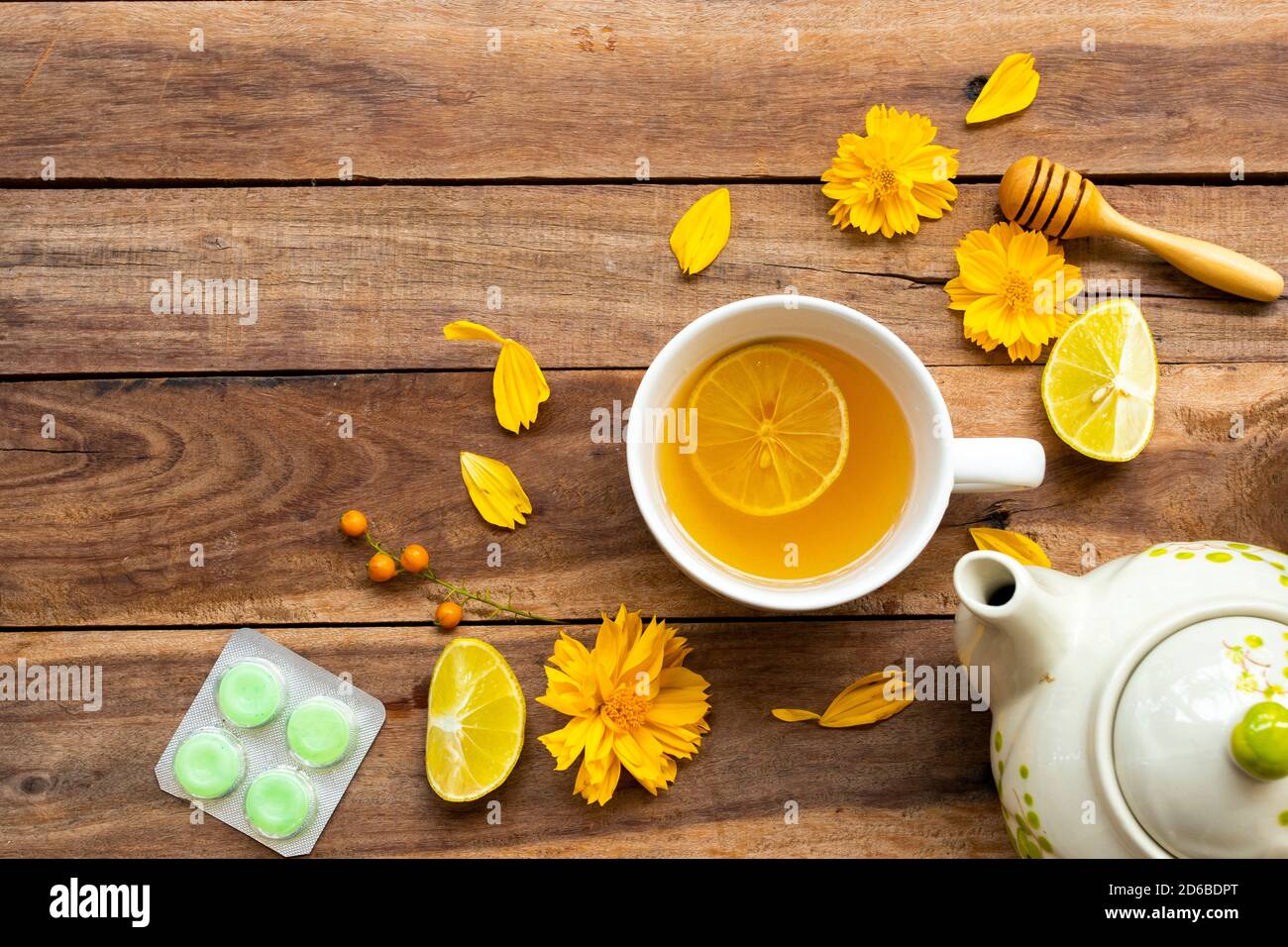 Pflanzliche gesunde Getränke heißen Honig Zitrone und Raute für die  Gesundheit Pflege Halsschmerzen mit Zitronenscheibe, Blumen Kosmos  Anordnung flach Legen Sie Stil auf Holz Stockfotografie - Alamy