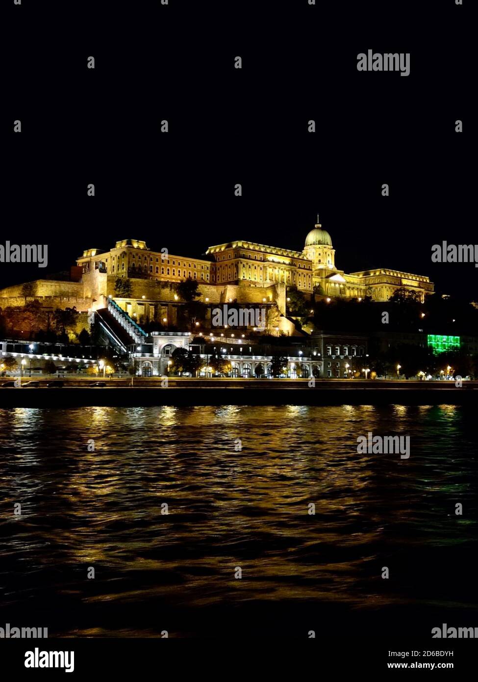 Blick auf die abendliche Beleuchtung am Meer Stockfoto