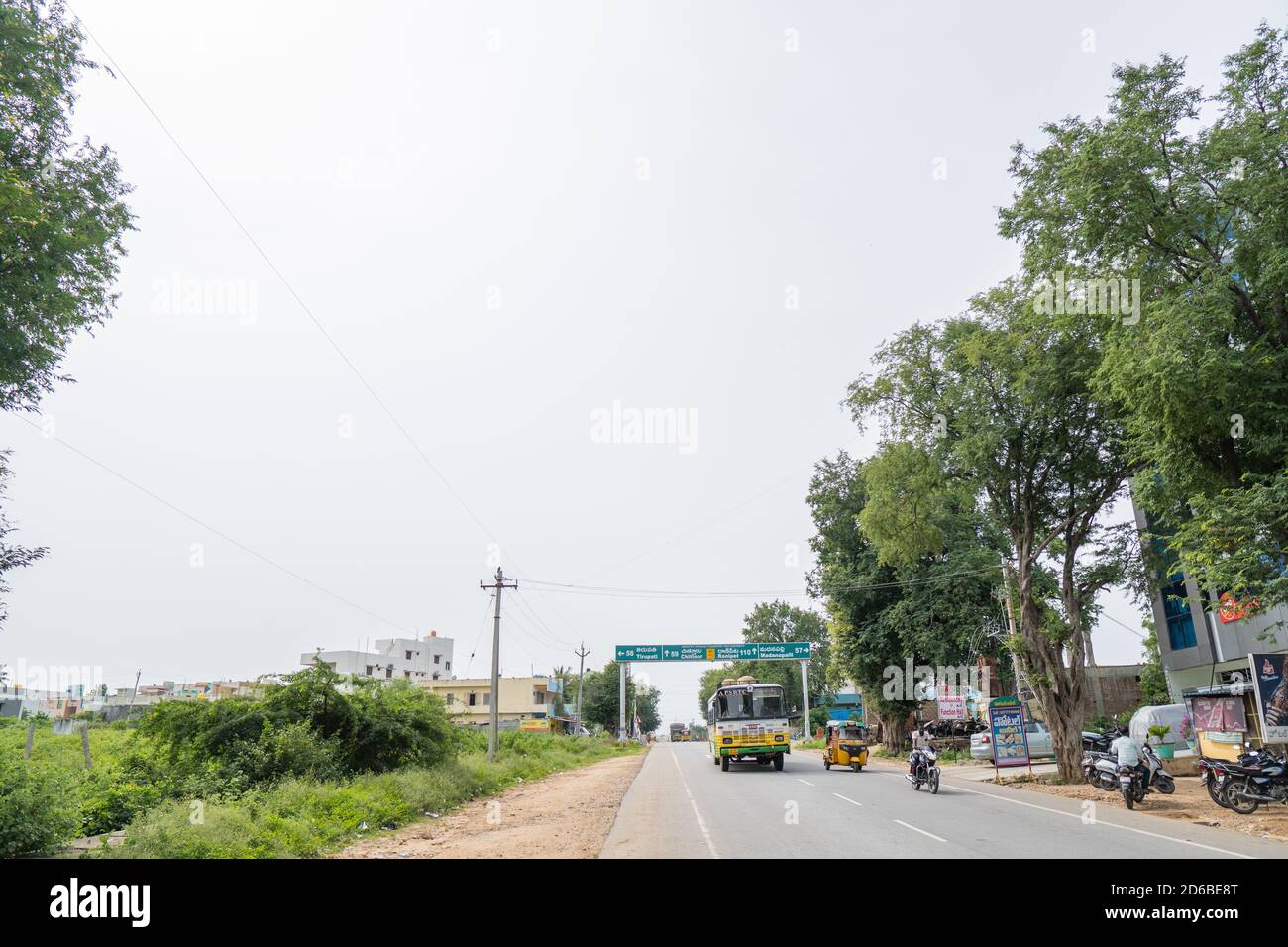 Pileru, Andhra Pradesh, Indien - Oktober 03,2020 : Palle Velugu-Bus, der durch die Eingangstafel fährt Stockfoto