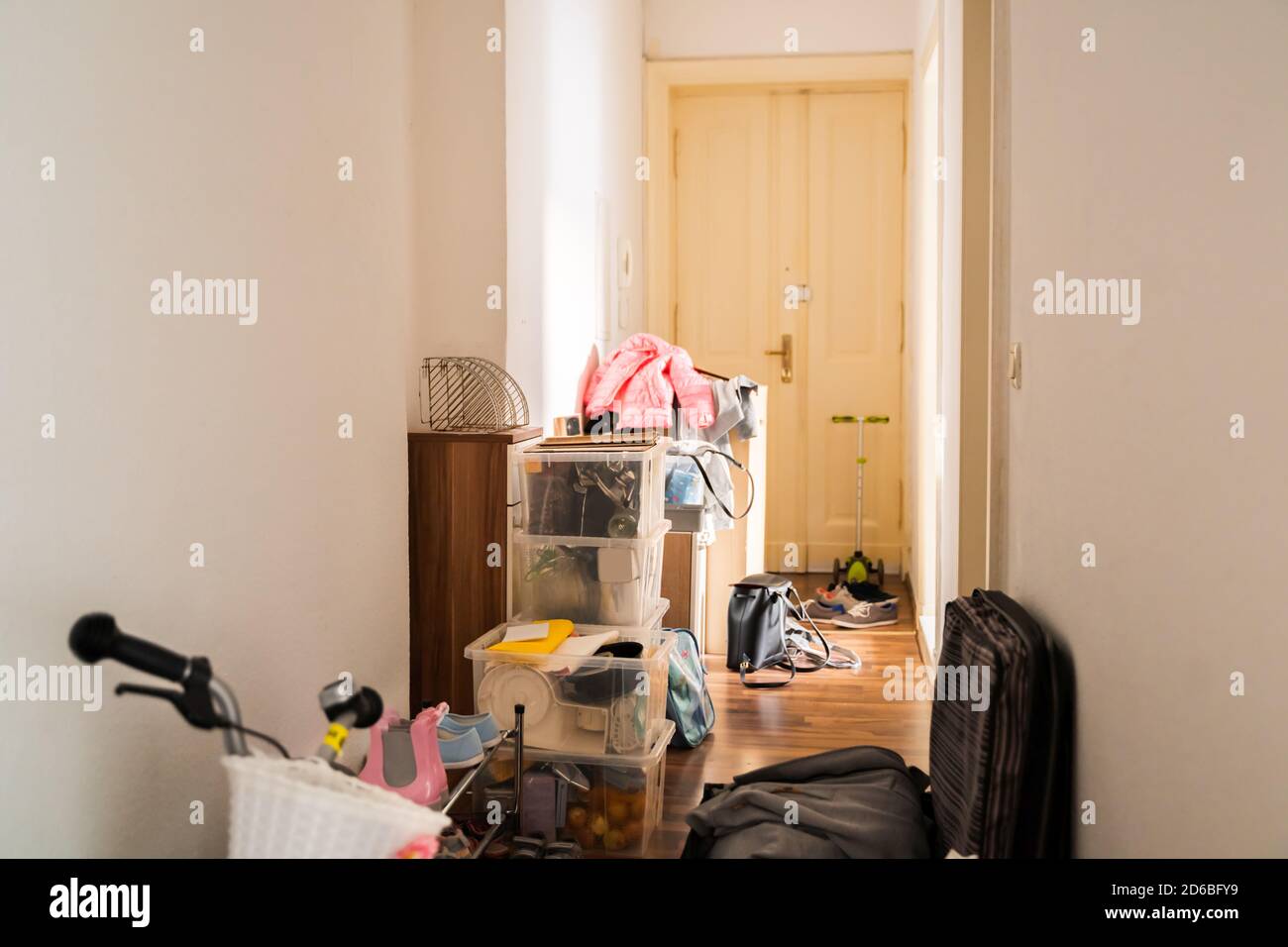 Chaotisch Home Zimmer Mit Junk Und Müll Verpackt Stockfoto