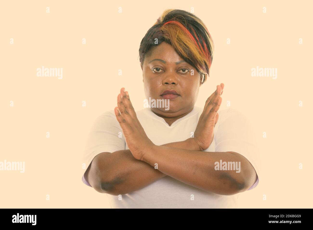 Studio-Schuss von fetter, schwarzer Afrikanerin, die Stoppschild mit beiden Händen zeigt, die für das Fitnessstudio bereit sind Stockfoto