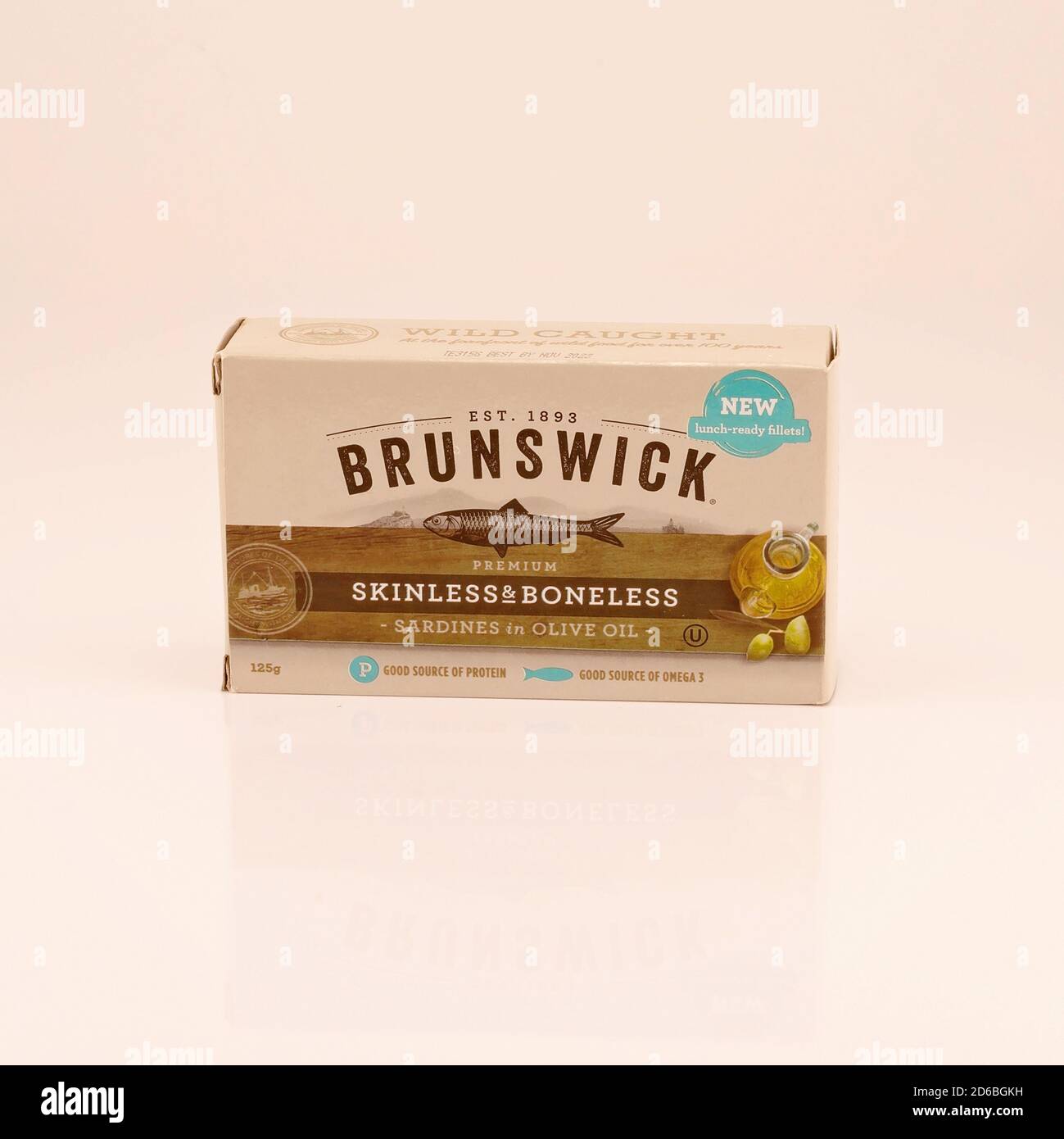 Mackay, Queensland, Australien - Februar 2020: Wild gefangener Sardinen in Dose und Umverpackung, isoliert auf weißem Hintergrund, Produktfotografie Stockfoto