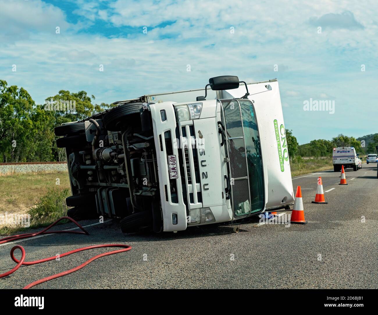 Townsville, Queensland, Australien - 2020. Juni: Ein LKW-Rollover auf dem Bruce Highway, der den Verkehr hielt und von Rettungsdiensten betreut wurde Stockfoto