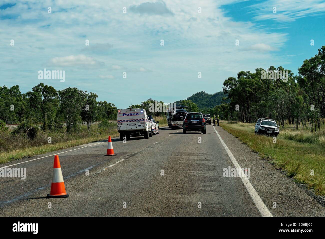 Townsville, Queensland, Australien - 2020. Juni: Polizei bei einem Unfall auf dem bruce Highway und direkten Verkehrsfluss Stockfoto