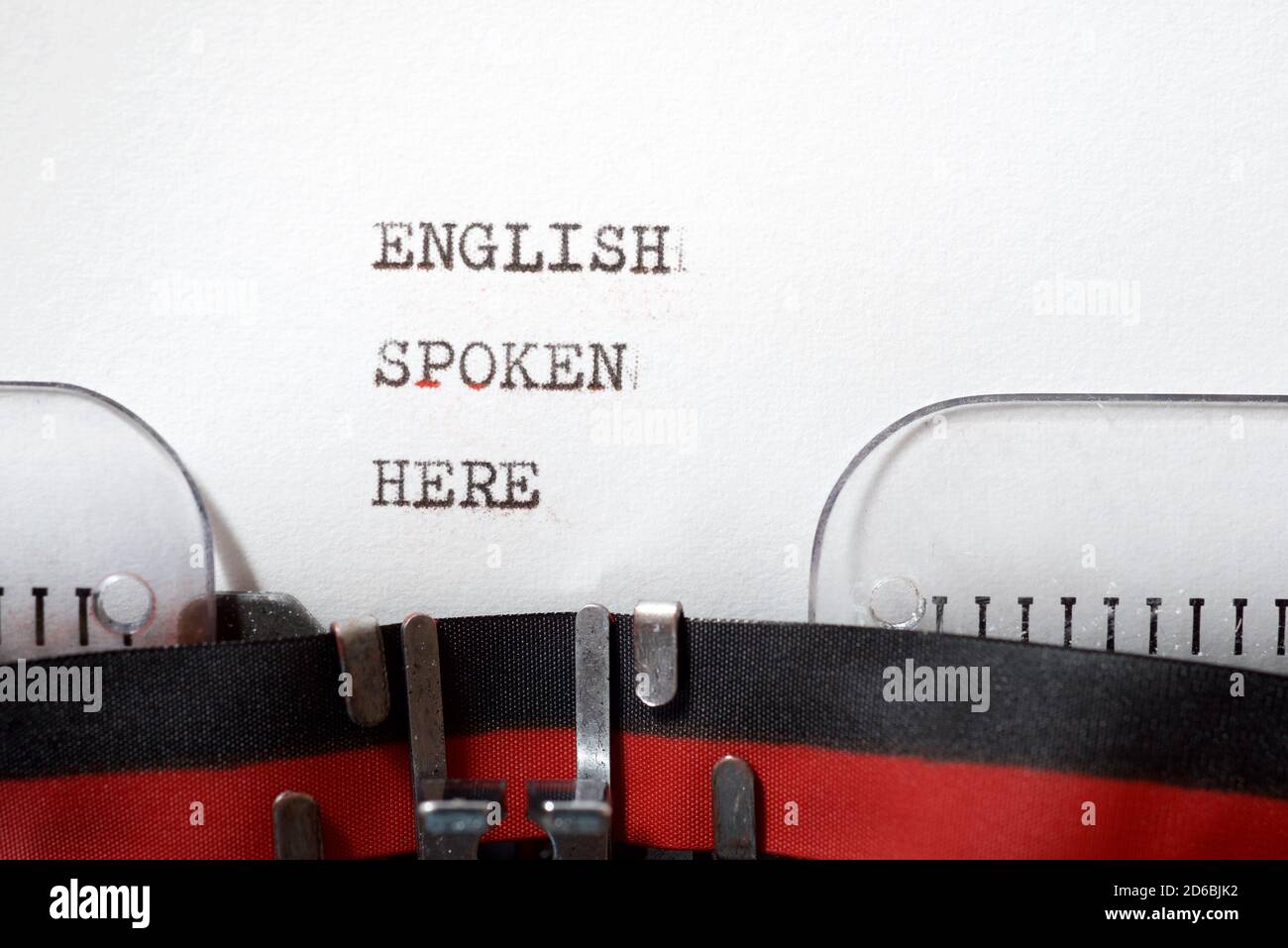 Hier wird Englisch gesprochen Phrase geschrieben mit einer Schreibmaschine. Stockfoto