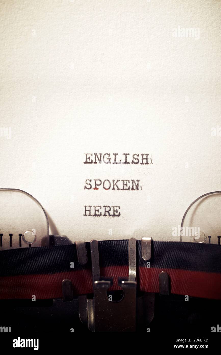 Hier wird Englisch gesprochen Phrase geschrieben mit einer Schreibmaschine. Stockfoto
