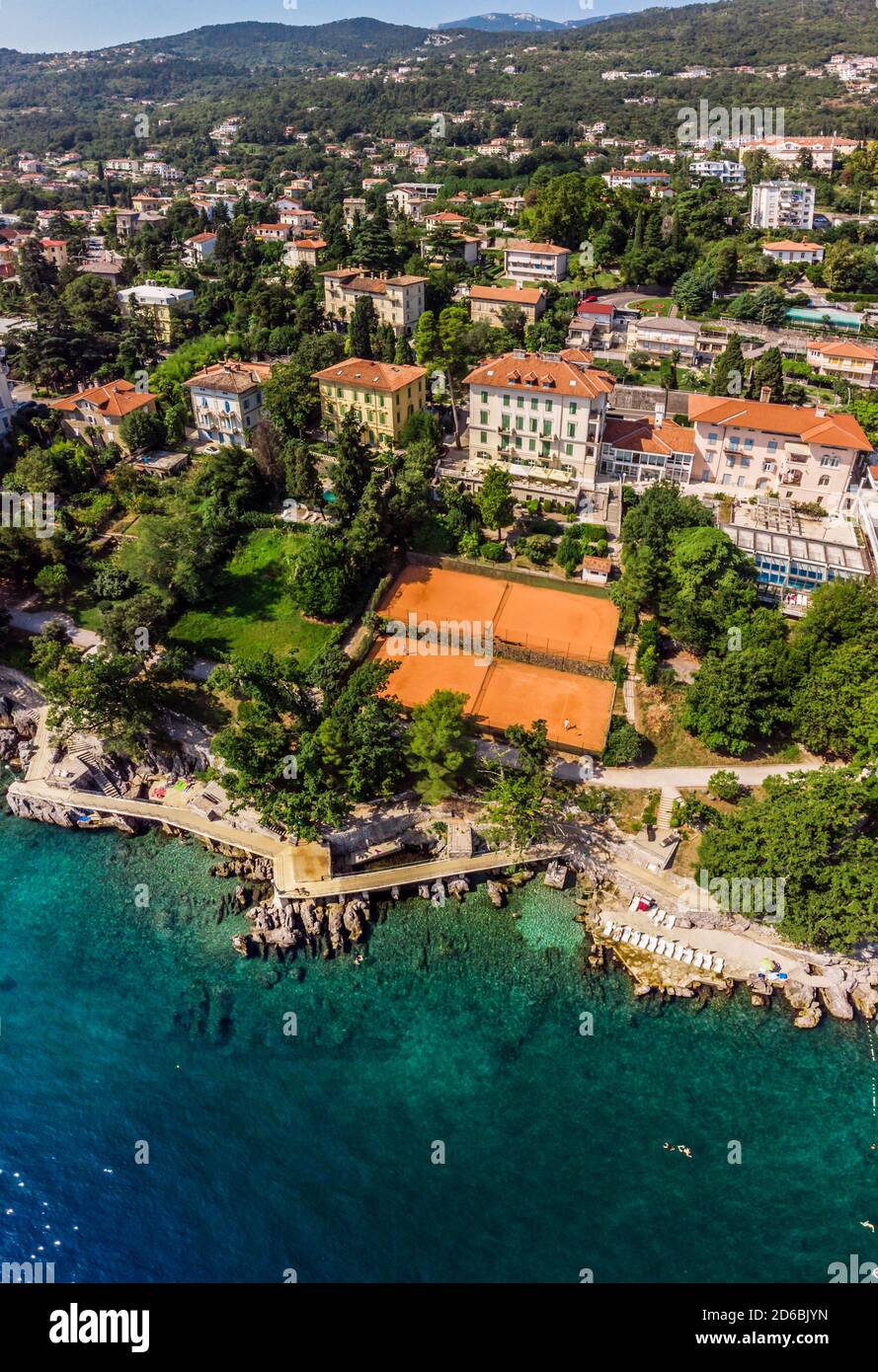 Schöner Panoramablick auf das Dorf Lovran und seine Küste in Kroatien. Foto in der Drone von oben. Stockfoto