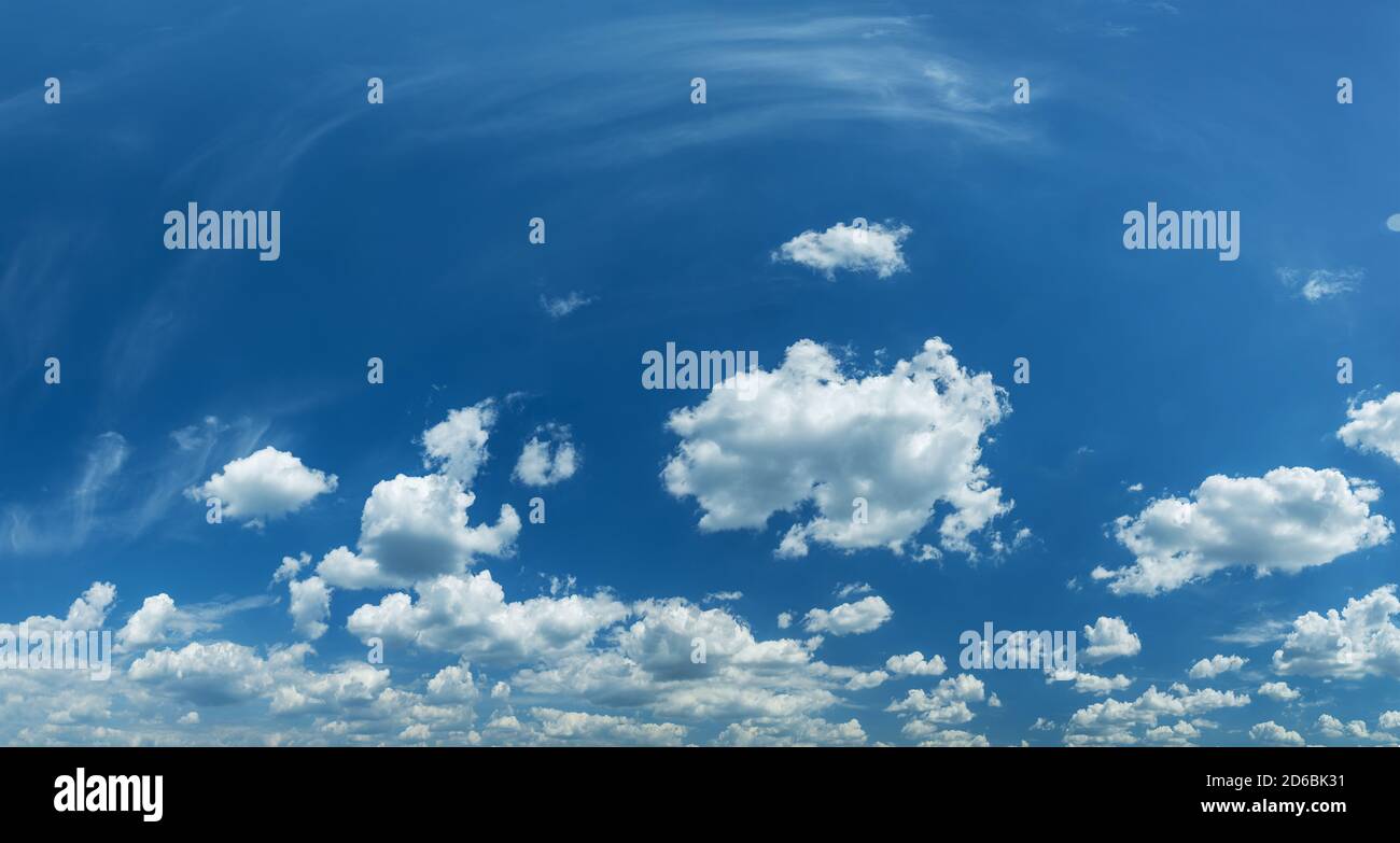 Einige leichte kummulforme Wolken am klaren blauen Himmel. Natur Hintergrund. Stockfoto