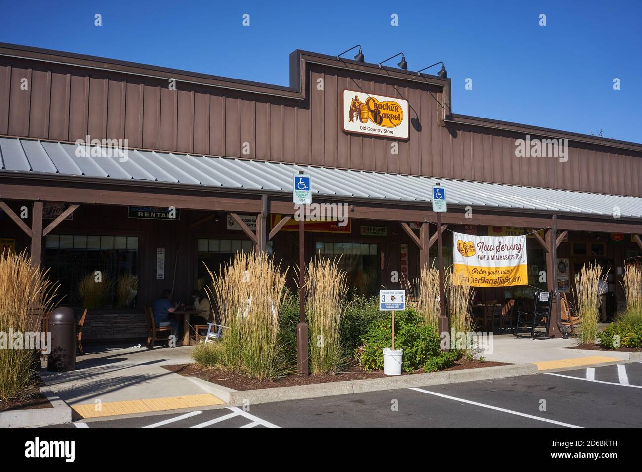 The Cracker Barrel Old Country Store in Tualatin, Oregon. Cracker Barrel ist eine amerikanische Kette von Restaurants und Geschenkeläden im Stil des Südens. Stockfoto