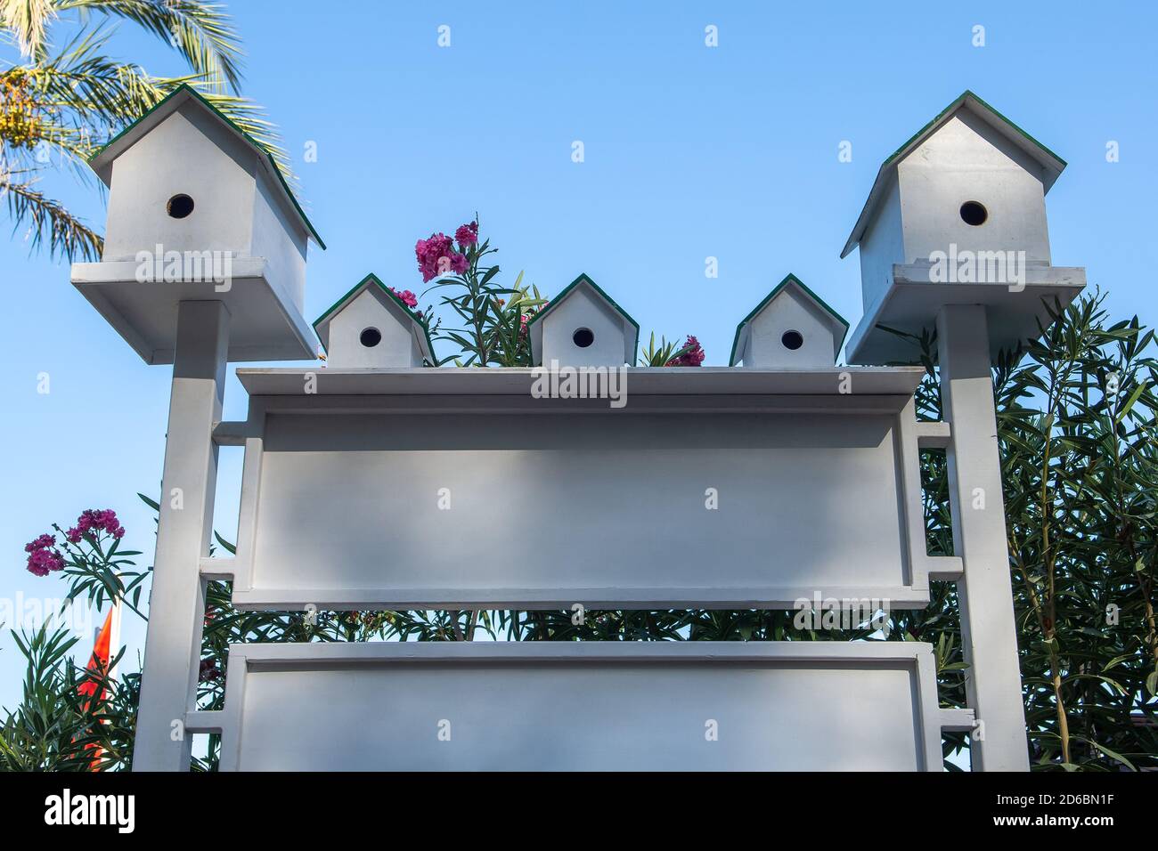 Vogelhäuser gegen den blauen Himmel.Vogelhäuser gegen den blauen Himmel. Schöne weiße Vogelhäuser auf klarem Himmel Hintergrund. Sommer. Copyspace Stockfoto