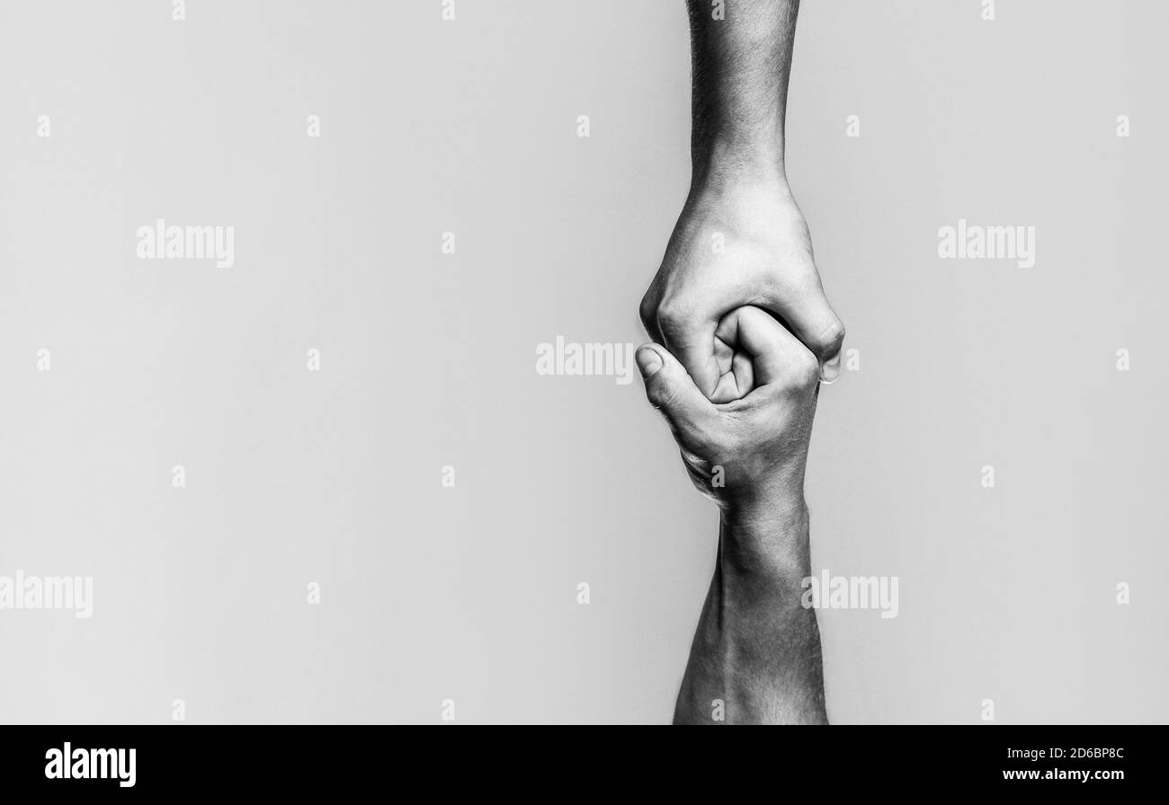 Zwei Hände, helfende Arm eines Freundes, Teamarbeit. Helfende Hand Konzept und internationaler Tag des Friedens, Unterstützung. Schwarz und Weiß Stockfoto