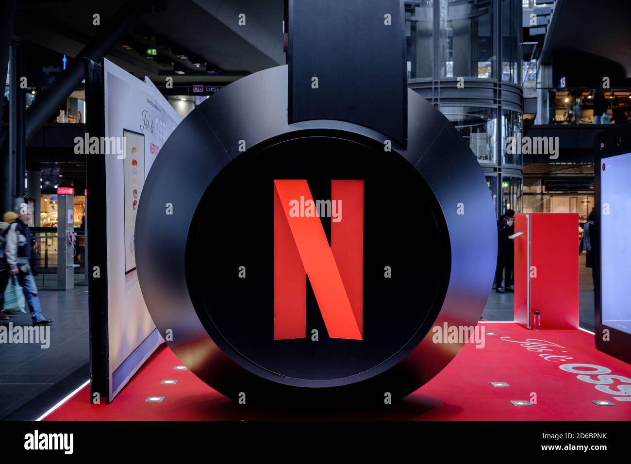 Riesige Kopfhörer mit Netflix-Logo, die Mediendienste und Nachrichten in einem riesigen Einkaufszentrum präsentieren Stockfoto