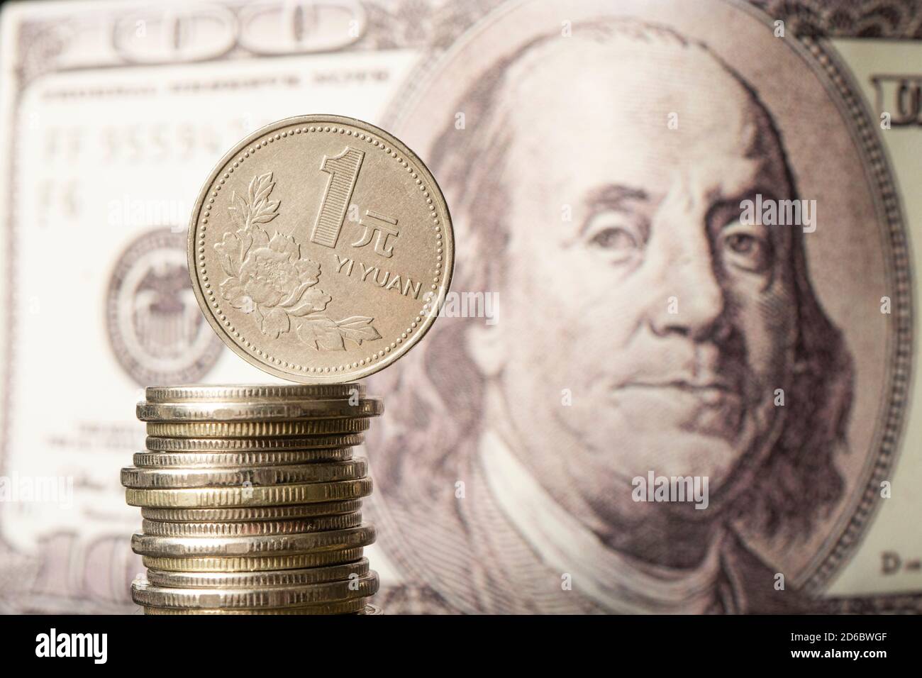 Dollar und chinesischer Yuan. Konzept des Wechsels. Wirtschaftskrise, Niedergang der Weltwirtschaft. Chinesische Yuan Abwertung. Fall von China Stockfoto