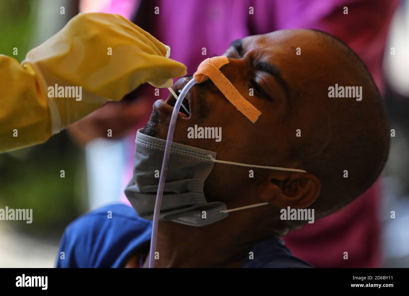 Kathmandu. Oktober 2020. Ein Mann nimmt am 15. Oktober 2020 in Kathmandu, Nepal, einen Polymerase-Kettenreaktionstest (PCR) für COVID-19. Quelle: Sulav Shrestha/Xinhua/Alamy Live News Stockfoto