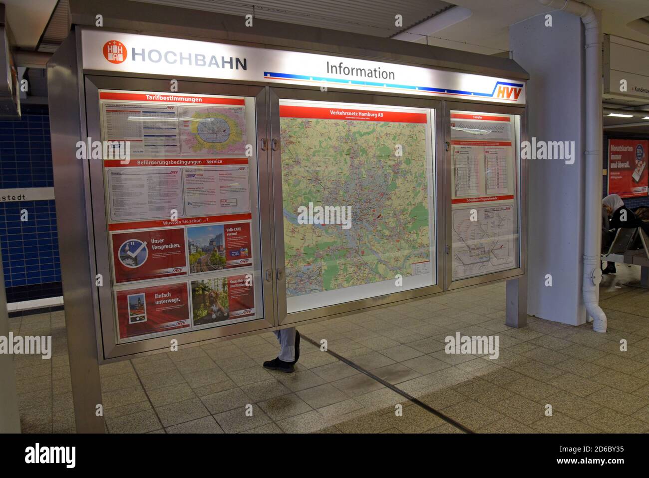 Beleuchtete Karte und Informationsanzeige der U-Bahn Hamburg auf einem Bahnsteig, Hamburg, Deutschland Stockfoto