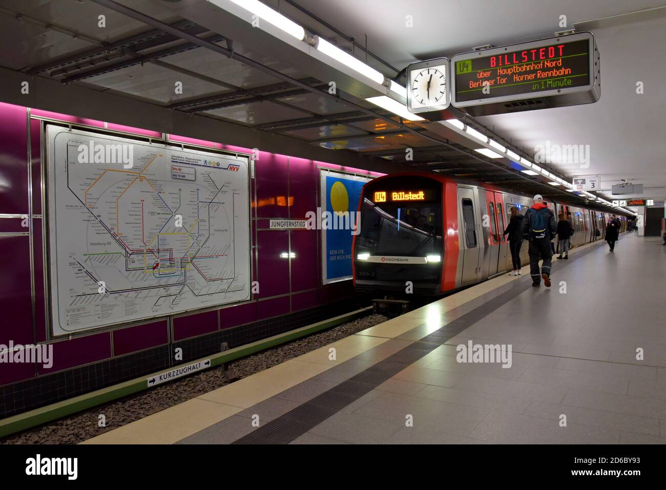 Menschen, die einen Zug am Jungfernstieg Station auf der Hambru U-Bahn-System, Deutschland Stockfoto