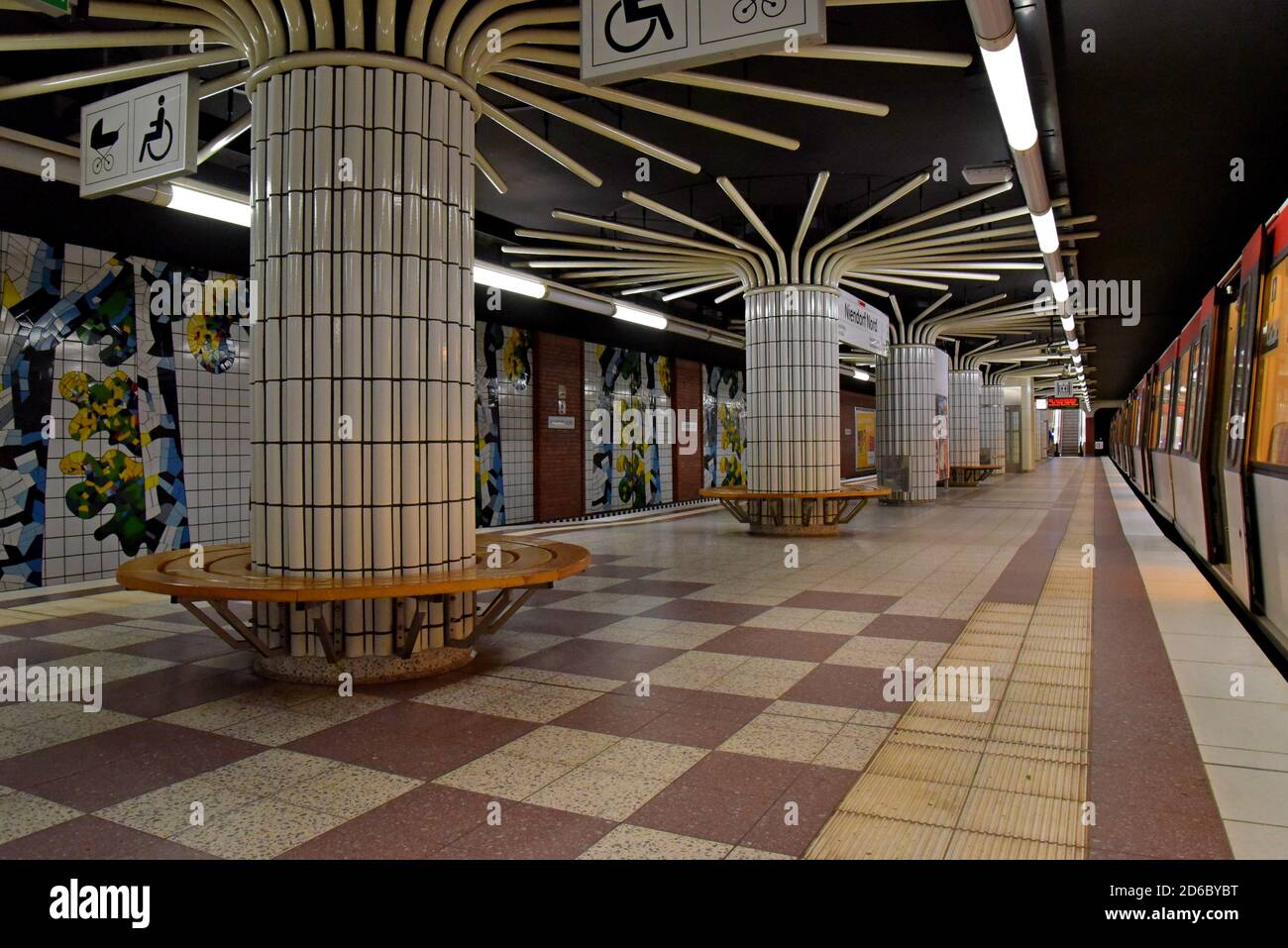 Der Bahnsteig am U-Bahnhof Niendorf Nord, Hamburg, Deutschland. Die Säulen auf der Plattform stellen Bäume in den bewaldeten Gebieten außerhalb der Station dar. Stockfoto