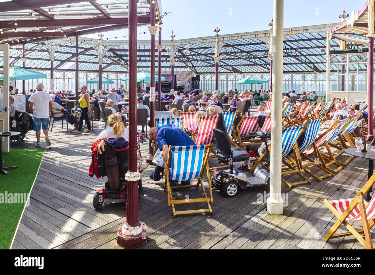 Menschenmenge genießen die Spätsommersonne und leben Musik am Ende des Nordpiers in Blackpool Stockfoto