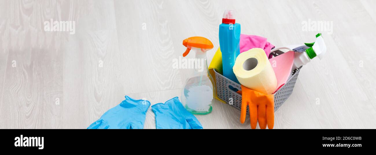 Hygiene gegen Viren und Bakterien Konzept, Hand Desinfektionsmittel Flasche innerhalb Lieferung Paket Symbol sehr begehrt Produkte in Zeiten des selbst Stockfoto