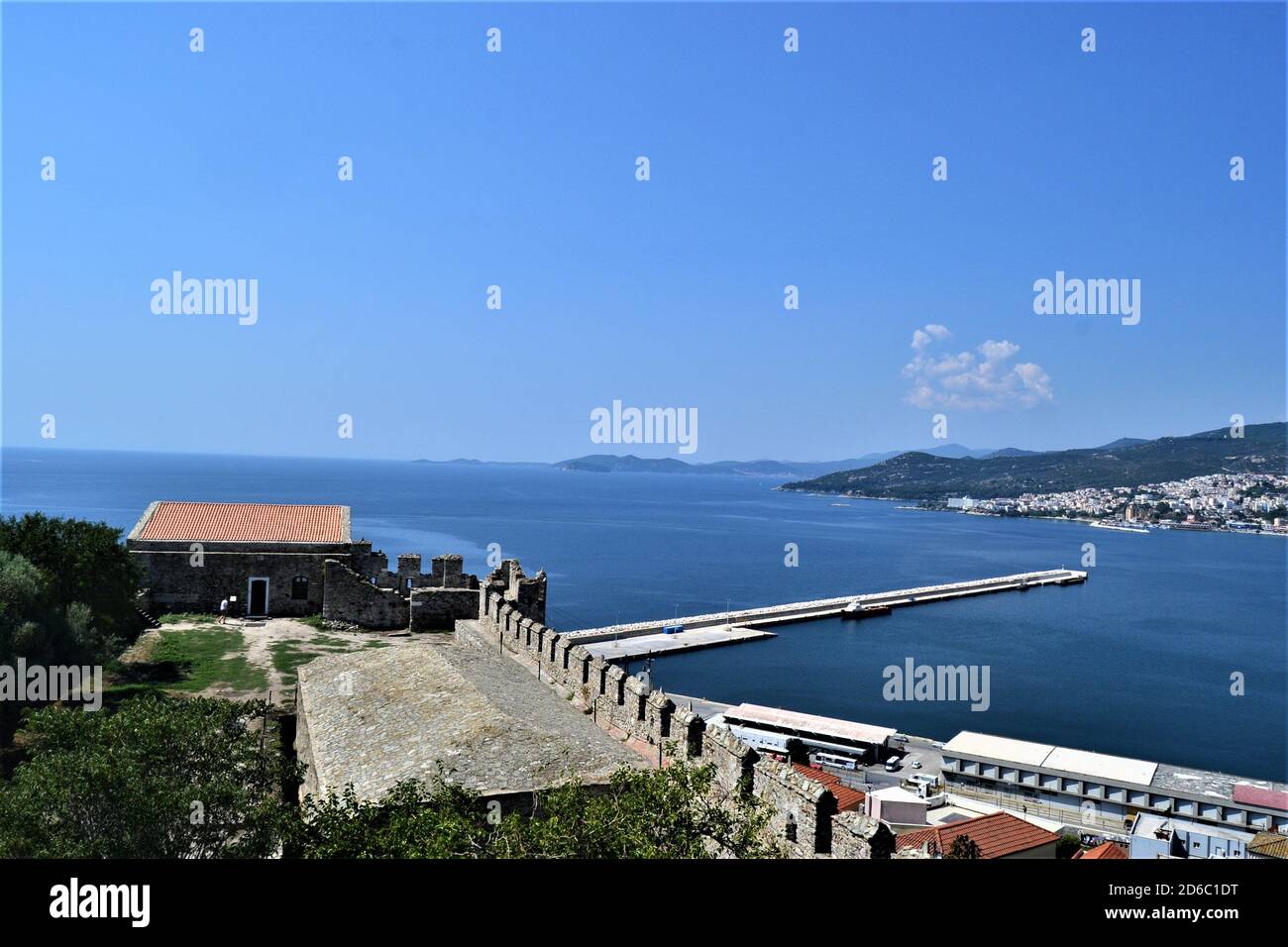 Kavala Stadt und Blick vom osmanischen Schloss. Alte osmanische Stadt in Griechenland: Kavala. Panoramablick auf die ägäis und alte Gebäude. Stockfoto