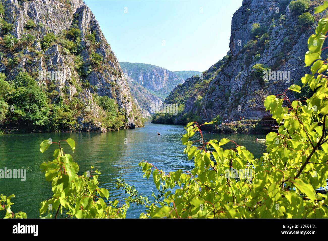 Panorama-Fluss und Schlucht in Mazedonien. Matka River und Matka Canyon mit grünem Wasser und Umgebung, riesige Berge. Stockfoto
