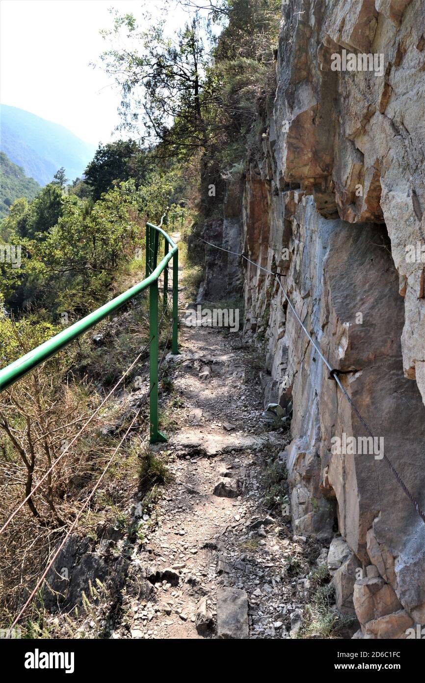 Panorama-Fluss und Schlucht in Mazedonien. Matka River und Matka Canyon mit grünem Wasser und Umgebung, riesige Berge. Stockfoto