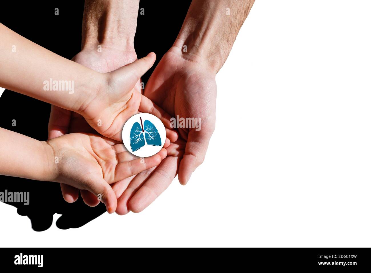 Erwachsene und Kinder Hände halten Lunge, Welt Tuberkulose Tag, Welt kein Tabak Tag, Lungenkrebs, Coronavirus covid-19, pulmonale Hypertonie, Lungenentzündung Stockfoto