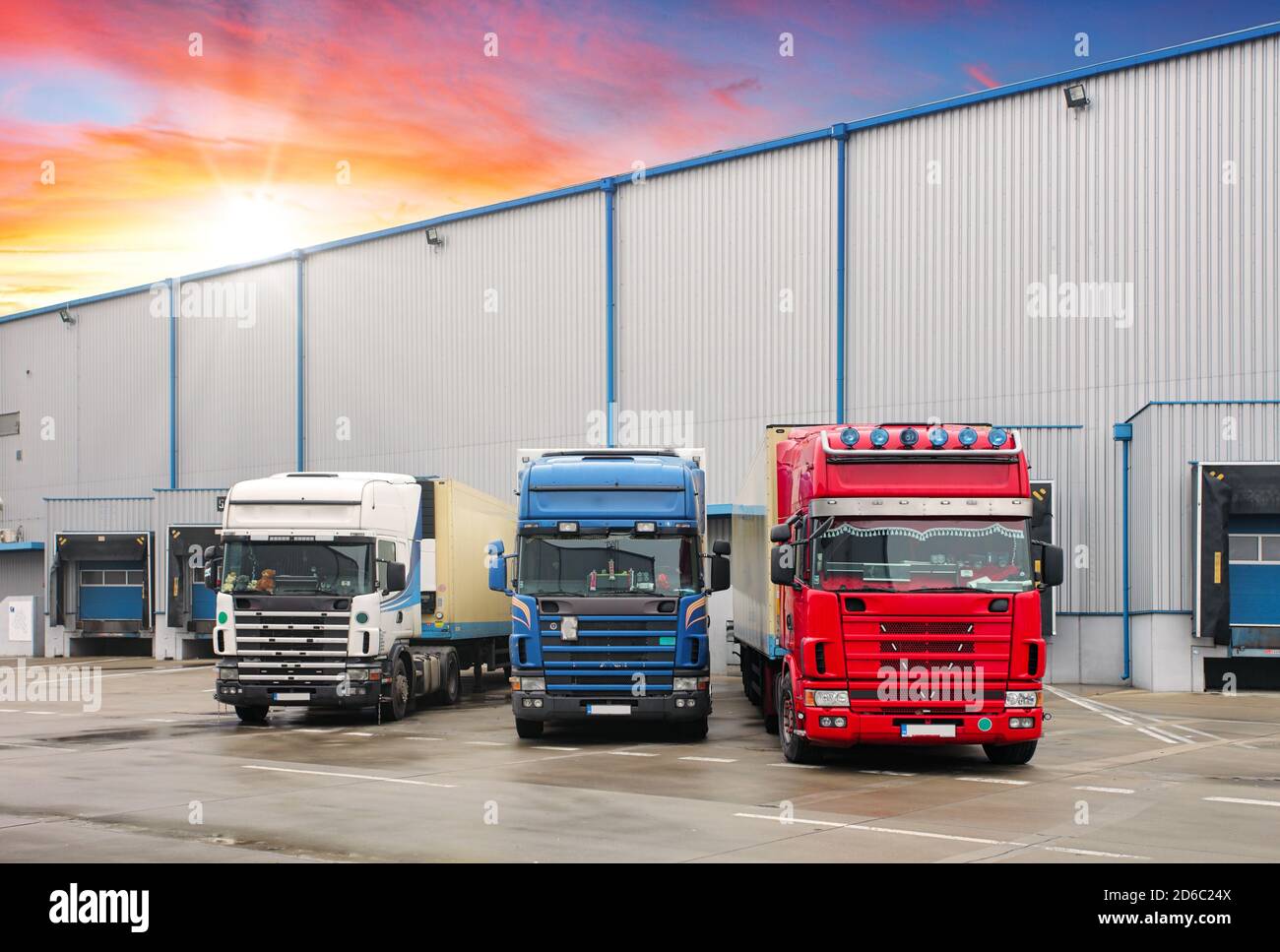 Industriegebäude und Lager mit Güterwagen - Logistic Stockfoto