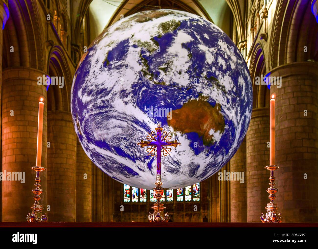 Gaia von Luke Jerram in Gloucester Cathedral Stockfoto