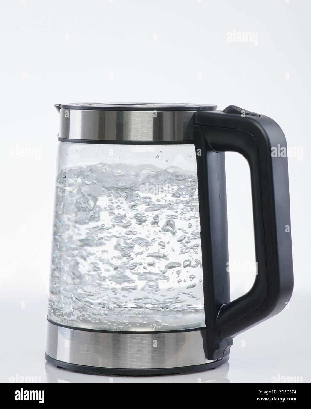 Kochendes Wasser im Kessel isoliert auf weißem Studiohintergrund Stockfoto