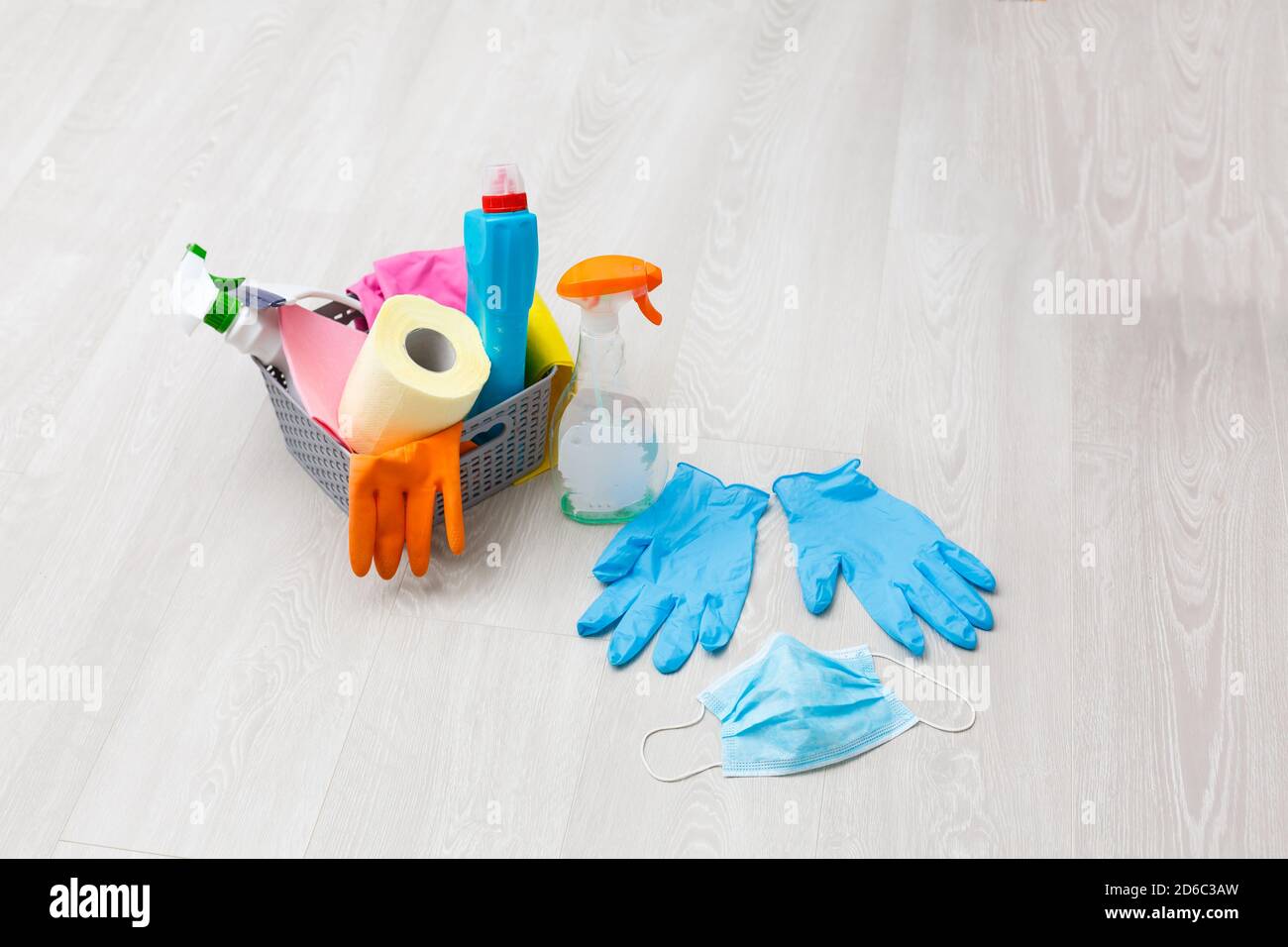 Hygiene gegen Viren und Bakterien Konzept, Hand Desinfektionsmittel Flasche innerhalb Lieferung Paket Symbol sehr begehrt Produkte in Zeiten des selbst Stockfoto